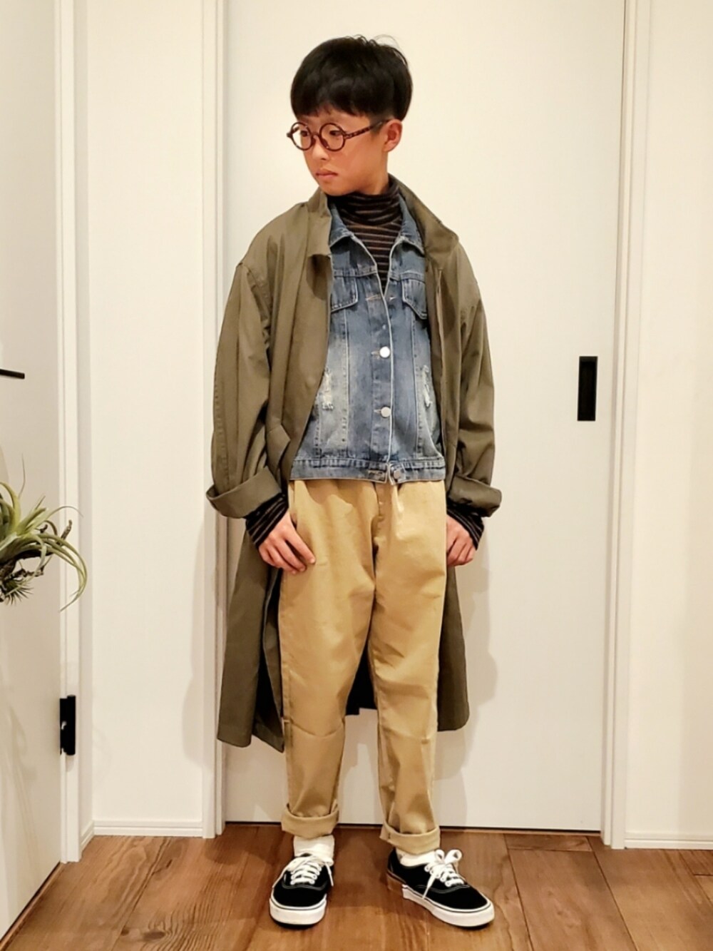 「レイヤードスタイル、モッズコート、めがね、デニム、プチプラ、カジュアルコーデ、チノパンツ、ベージュ、タートルネック、お出かけコーデ、休日スタイル、ボーダー、シンプルコーデ、スニーカー、コート」｜「UNIQLOのアイテム（Tシャツ/カットソー、ホワイト系）」を使った、かーちんさん（キッズ・147cm）の秋コーディネートの5枚目の写真