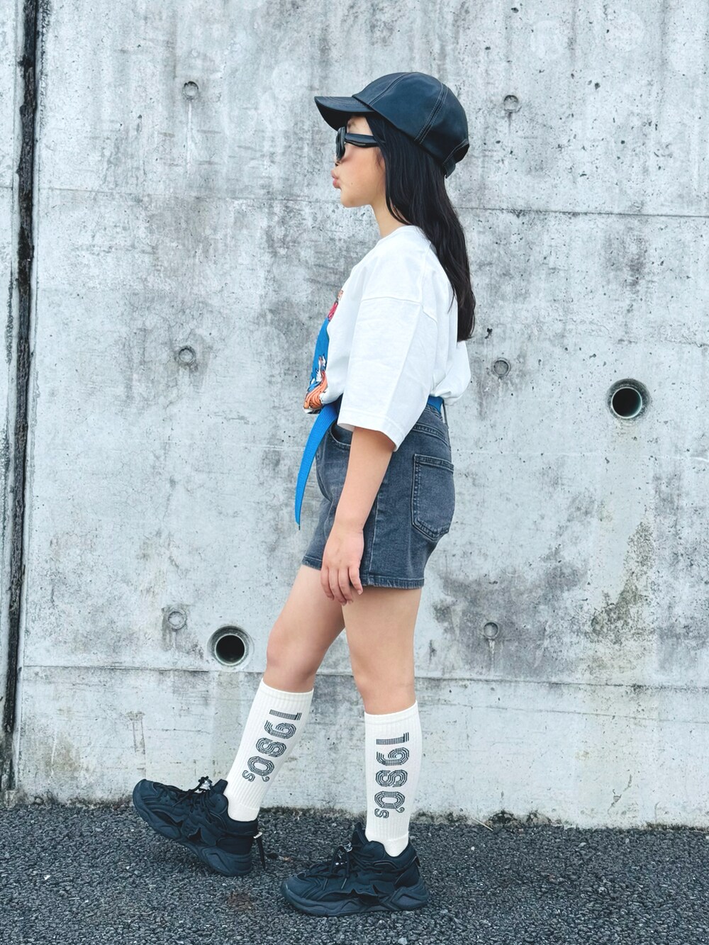 「めがね、カジュアルコーデ、ショートパンツ、キャップ、モノトーン、お出かけコーデ、春コーデ、デニム、スニーカー、休日スタイル、韓国子供服、春夏コーデ」｜「ZARAのアイテム（キャップ、ブラック系）」を使った、かーちんさん（キッズ・132cm）の春コーディネートの4枚目の写真