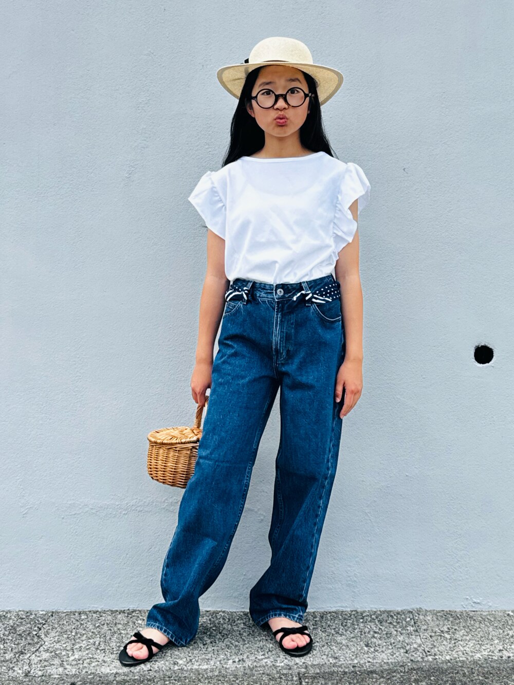 ホワイト系のTシャツ/カットソー、ホワイト系のキャミソール、ブルー系のデニムパンツを着用したキッズの夏コーディネートの5枚目の写真