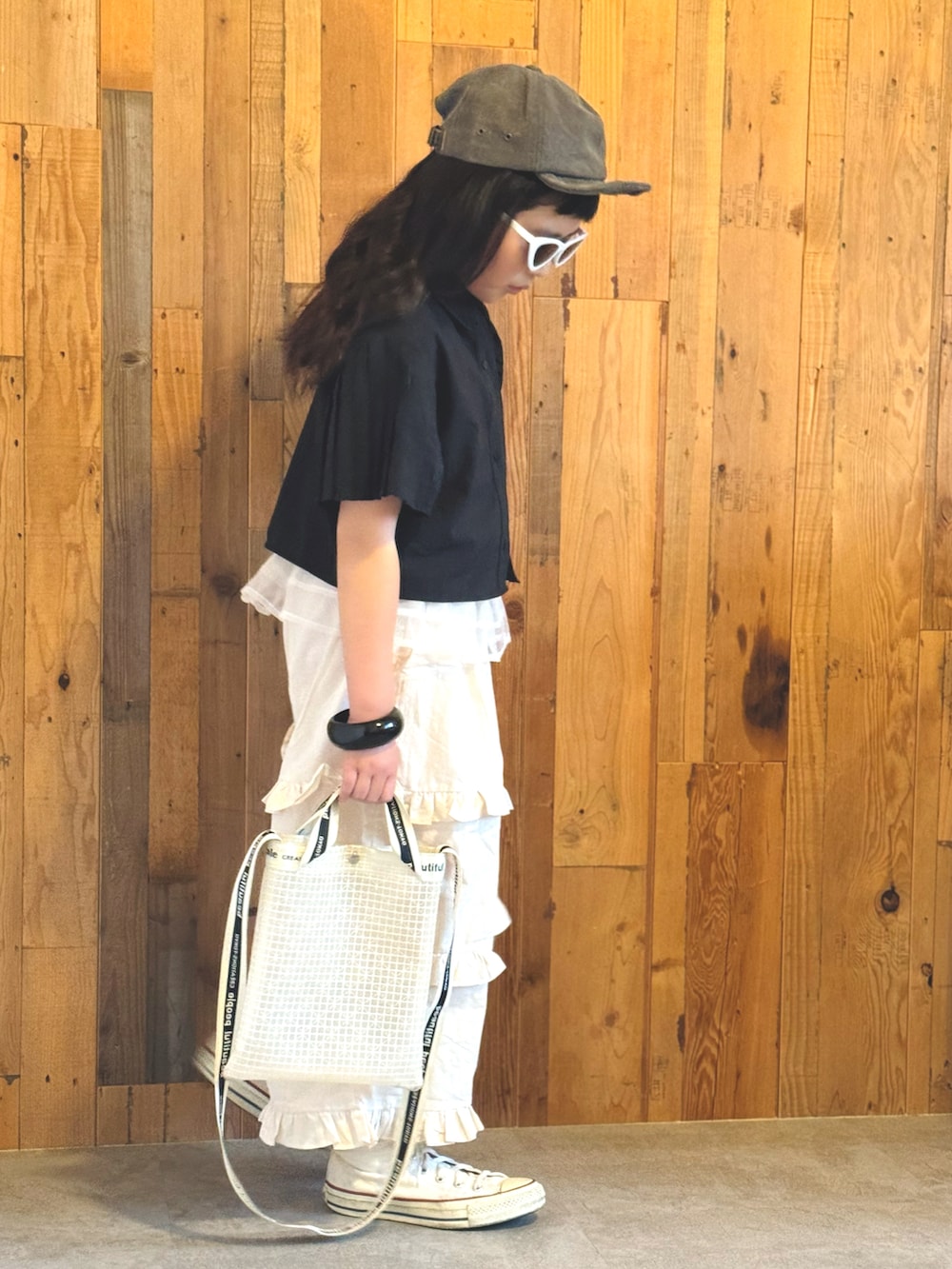 「モノトーン、シャツスタイル、レース、ワイドパンツ、スニーカー、春夏コーデ、夏コーデ、サングラス、モード、デートコーデ、お出かけコーデ、プチプラ、韓国子供服、休日スタイル、ブラックコーデ」｜「ZARA KIDSのアイテム（シャツ/ブラウス、ブラック系）」を使った、かーちんさん（キッズ・132cm）の春コーディネートの4枚目の写真