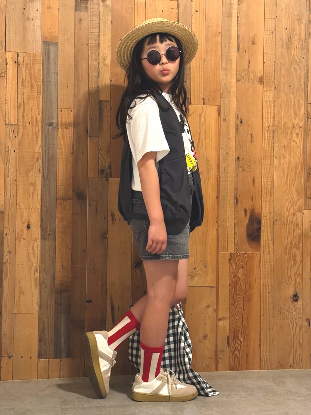 「モノトーン、Tシャツ、ベスト、デニム、ショートパンツ、レイヤードスタイル、お出かけコーデ、カジュアルコーデ、夏コーデ、プチプラ、UNIQLO、ストライプ、休日スタイル、スニーカー、ブラックコーデ」｜「西松屋のアイテム（帽子、ベージュ系）」を使った、かーちんさん（キッズ・132cm）の春コーディネートの5枚目の写真