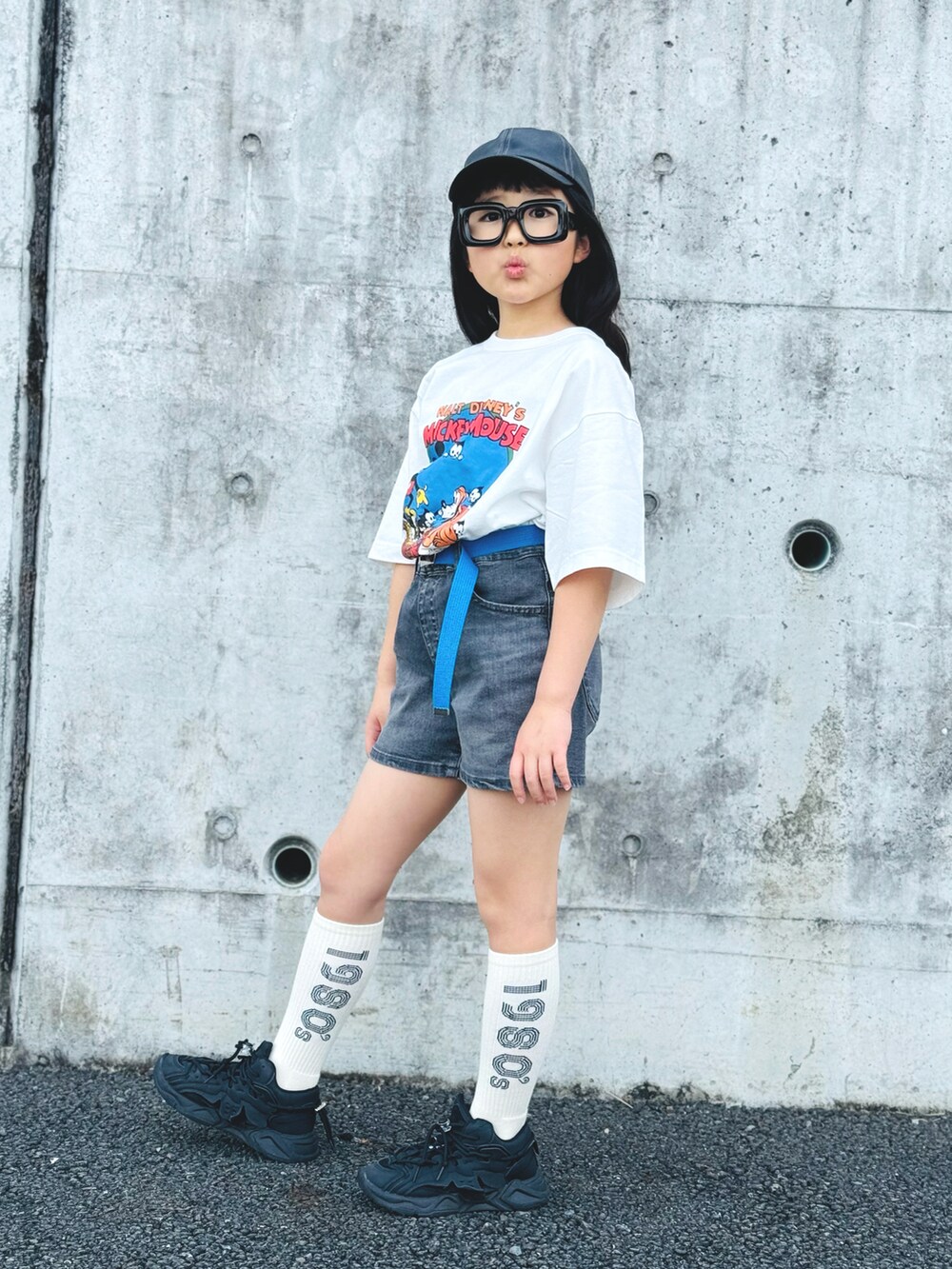 「めがね、カジュアルコーデ、ショートパンツ、キャップ、モノトーン、お出かけコーデ、春コーデ、デニム、スニーカー、休日スタイル、韓国子供服、春夏コーデ」｜「ZARAのアイテム（キャップ、ブラック系）」を使った、かーちんさん（キッズ・132cm）の春コーディネートの3枚目の写真