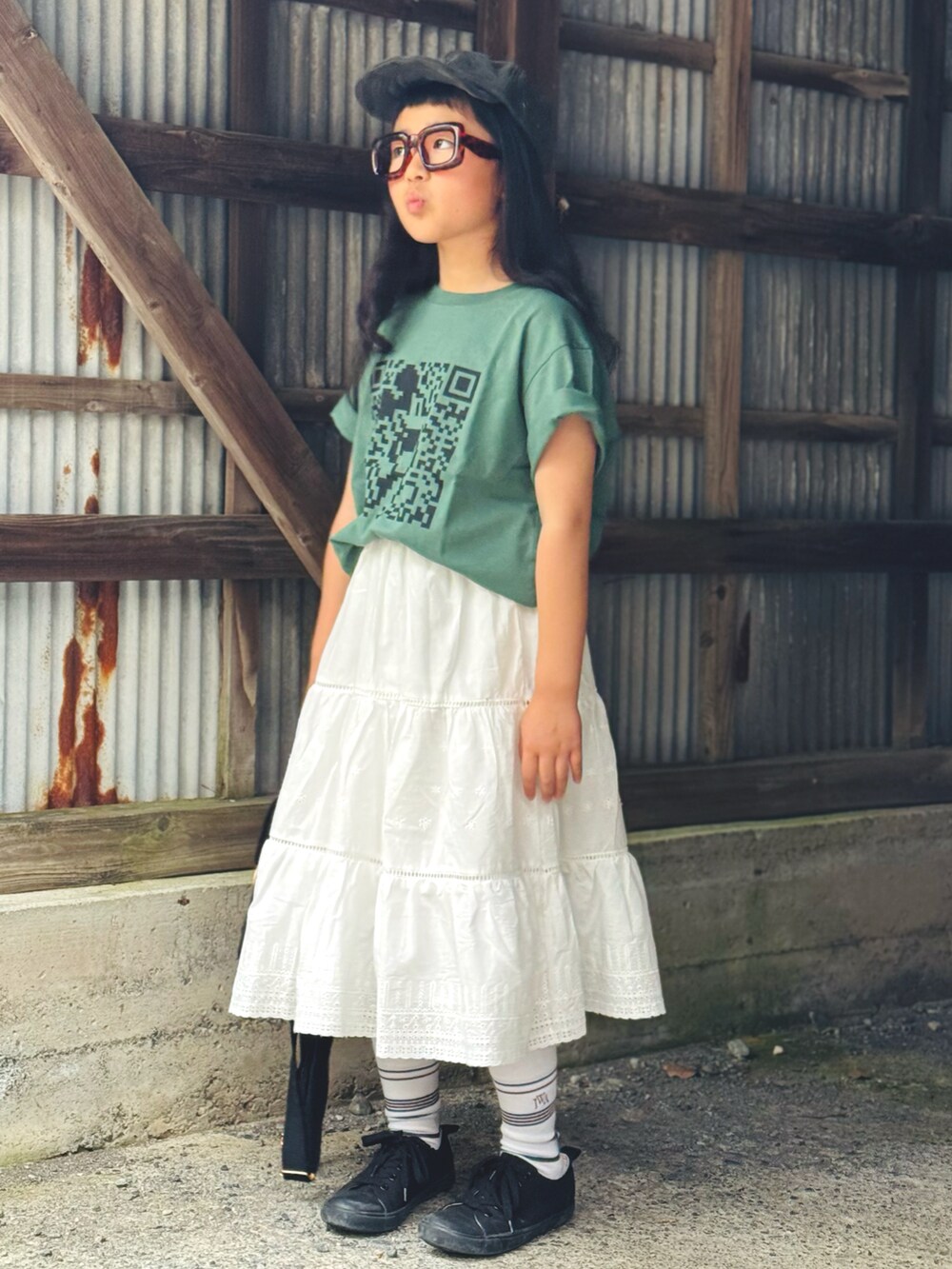 「韓国子供服、春夏コーデ、スカート、キャップ、めがね、スニーカー、デートコーデ、シンプルコーデ、休日スタイル、カジュアルコーデ、プチプラ、タックイン、Tシャツ、夏コーデ」｜「UNIQLOのアイテム（Tシャツ/カットソー、グリーン系）」を使った、かーちんさん（キッズ・132cm）の春コーディネートの2枚目の写真