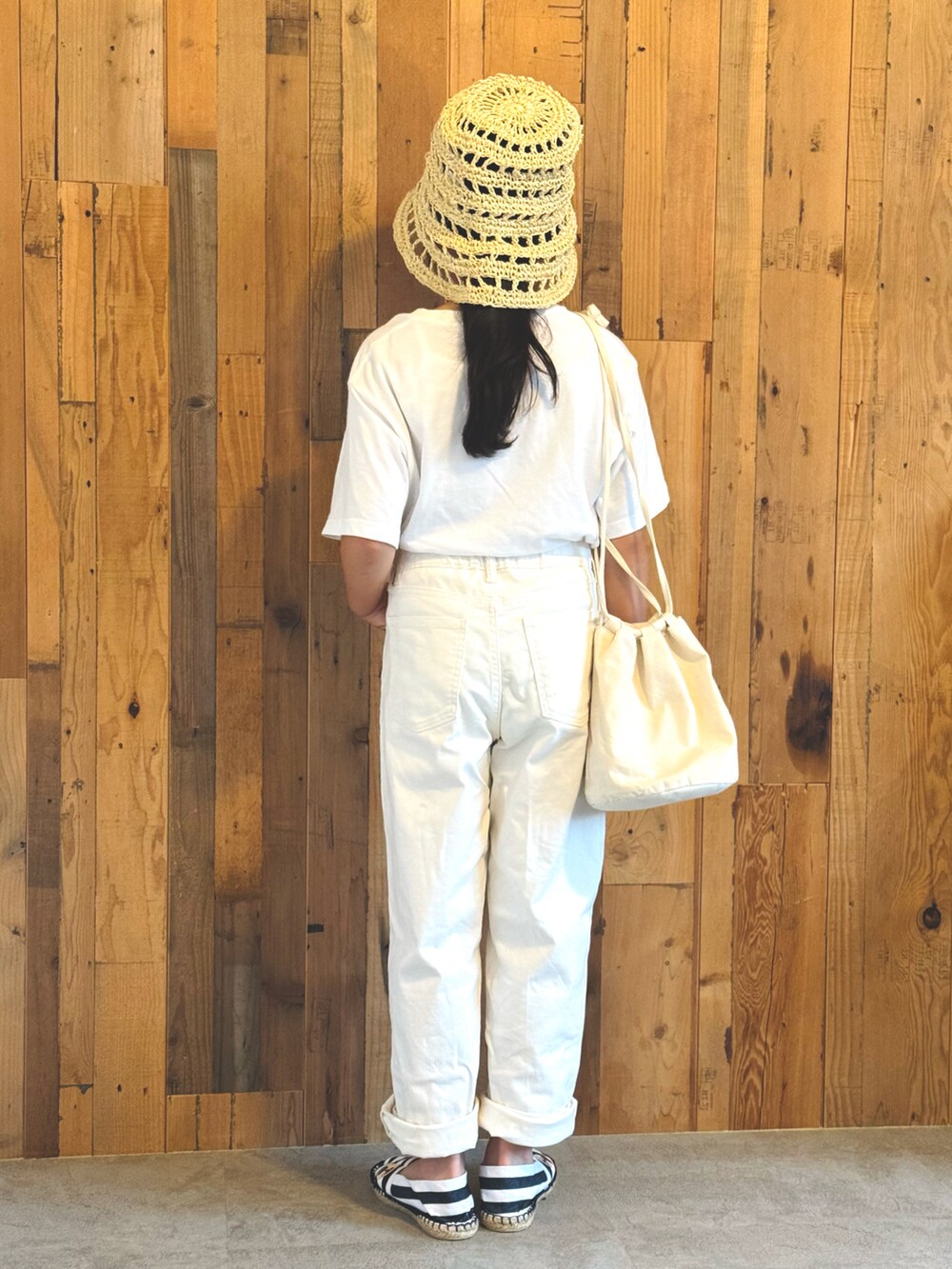 「Tシャツ、プチプラ、夏コーデ、ワントーン、デニム、サングラス、ショルダーバッグ、お出かけコーデ、UNIQLO、休日スタイル、ボーダー、カジュアルコーデ、淡色コーデ、ホワイトコーデ、白Tシャツ」｜「green label relaxingのアイテム（ハット、ベージュ系）」を使った、かーちんさん（キッズ・132cm）の夏コーディネートの4枚目の写真