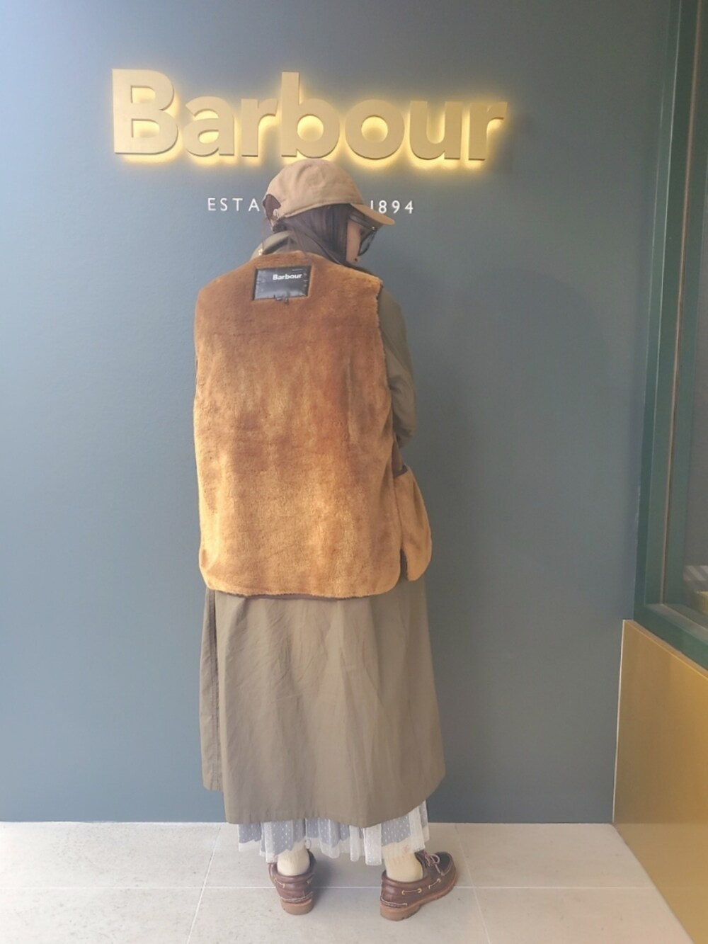 「ファッションを楽しもう、レイヤードスタイル、冬コーデ、ベスト、ビッグシルエット、メガネ女子、ワンピース、ショルダーバッグ、キャップ、ブラウン、カジュアルコーデ、お出かけコーデ、barbour、冬アウター、コート」|「NEW ERAの【NEW ERA】9TWENTY MLB BASEBALL CAP /【ニューエラ】920 ナイントゥエンティ メジャーリーグ ベースボール キャップ(キャップ、ベージュ系)」を使った、かーちんさん(レディース・156cm)の秋コーディネートの4枚目の写真