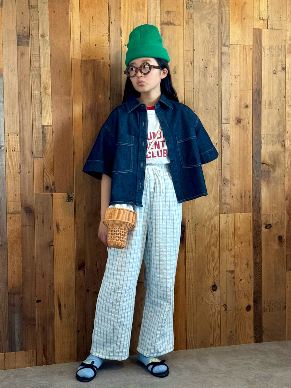 レッド系のTシャツ/カットソー、グレー系のTシャツ/カットソー、ベージュ系のかごバッグを着用したキッズの春コーディネートの5枚目の写真