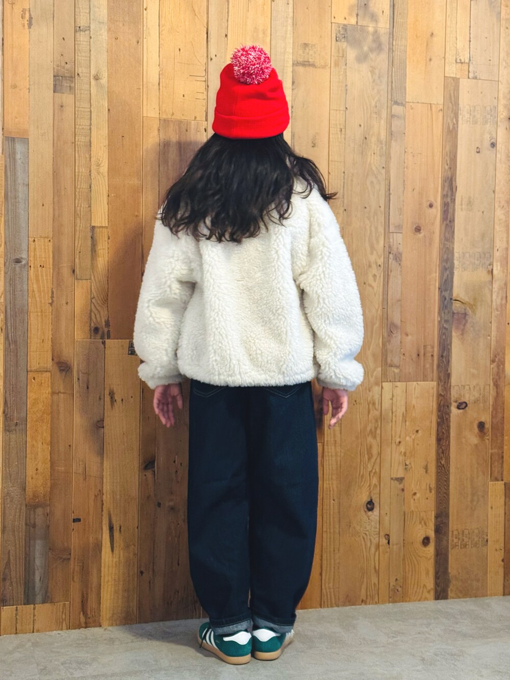 グリーン系のスニーカー、グリーン系のキャミソール、ホワイト系のTシャツ/カットソーを着用したキッズの冬コーディネートの3枚目の写真
