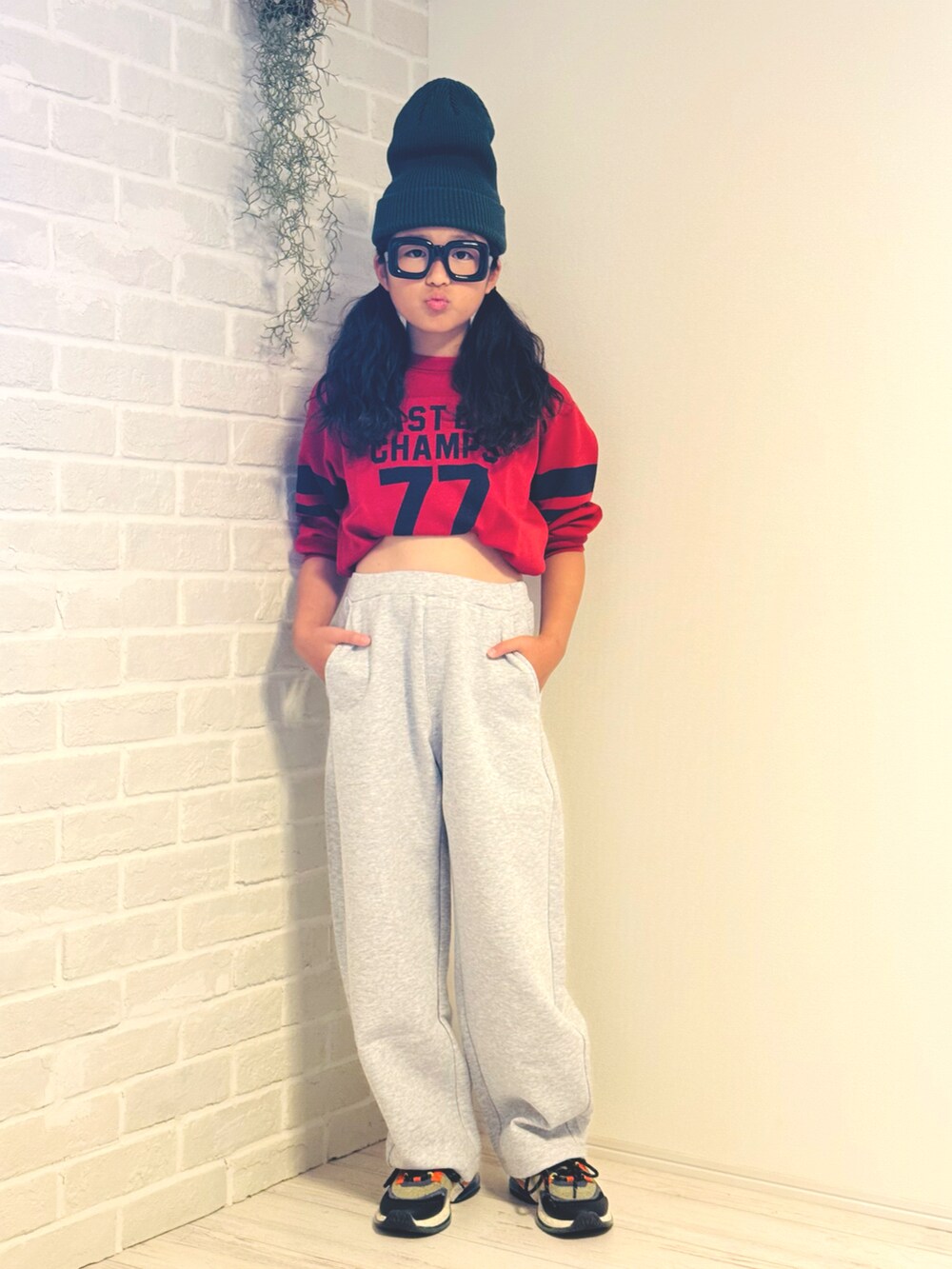 レッド系のTシャツ/カットソー、グレー系のスウェットパンツ、グリーン系のスニーカーを着用したキッズの夏コーディネートの5枚目の写真