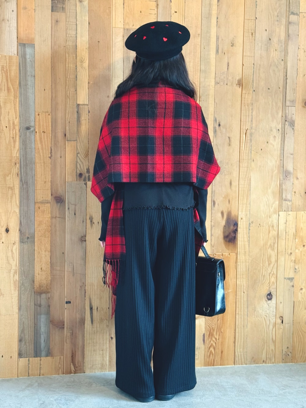 ブラック系のTシャツ/カットソー、ブラック系のパンツ、ブラック系のバッグを着用したキッズの秋コーディネートの4枚目の写真