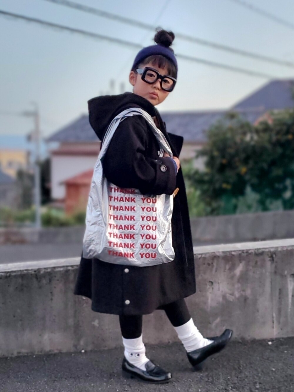「新星WEARISTAにエントリー、冬アウター、冬コーデ、ローファー、休日スタイル、カジュアルコーデ、めがね、ヘアバンド、スクールガール、トートバッグ、ニット、レイヤードスタイル、マイベストコーデ2023、チェック、コート」｜「WEGOのWEGO/リブヘアバンド（ヘアバンド、ブルー系）」を使った、かーちんさん（キッズ・128cm）の冬コーディネートの3枚目の写真