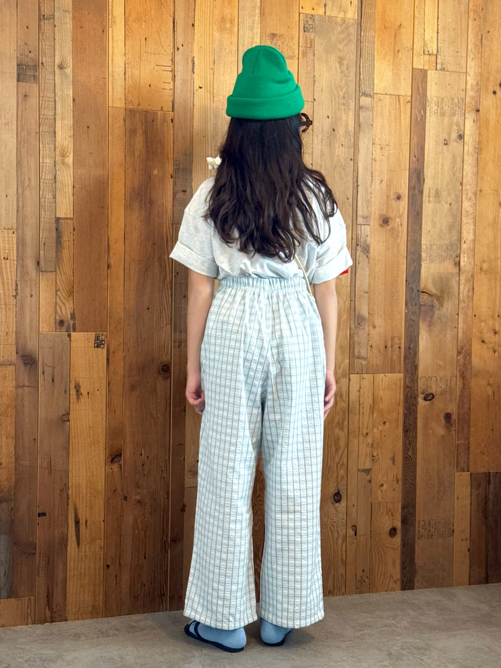 レッド系のTシャツ/カットソー、グレー系のTシャツ/カットソー、ベージュ系のかごバッグを着用したキッズの春コーディネートの4枚目の写真