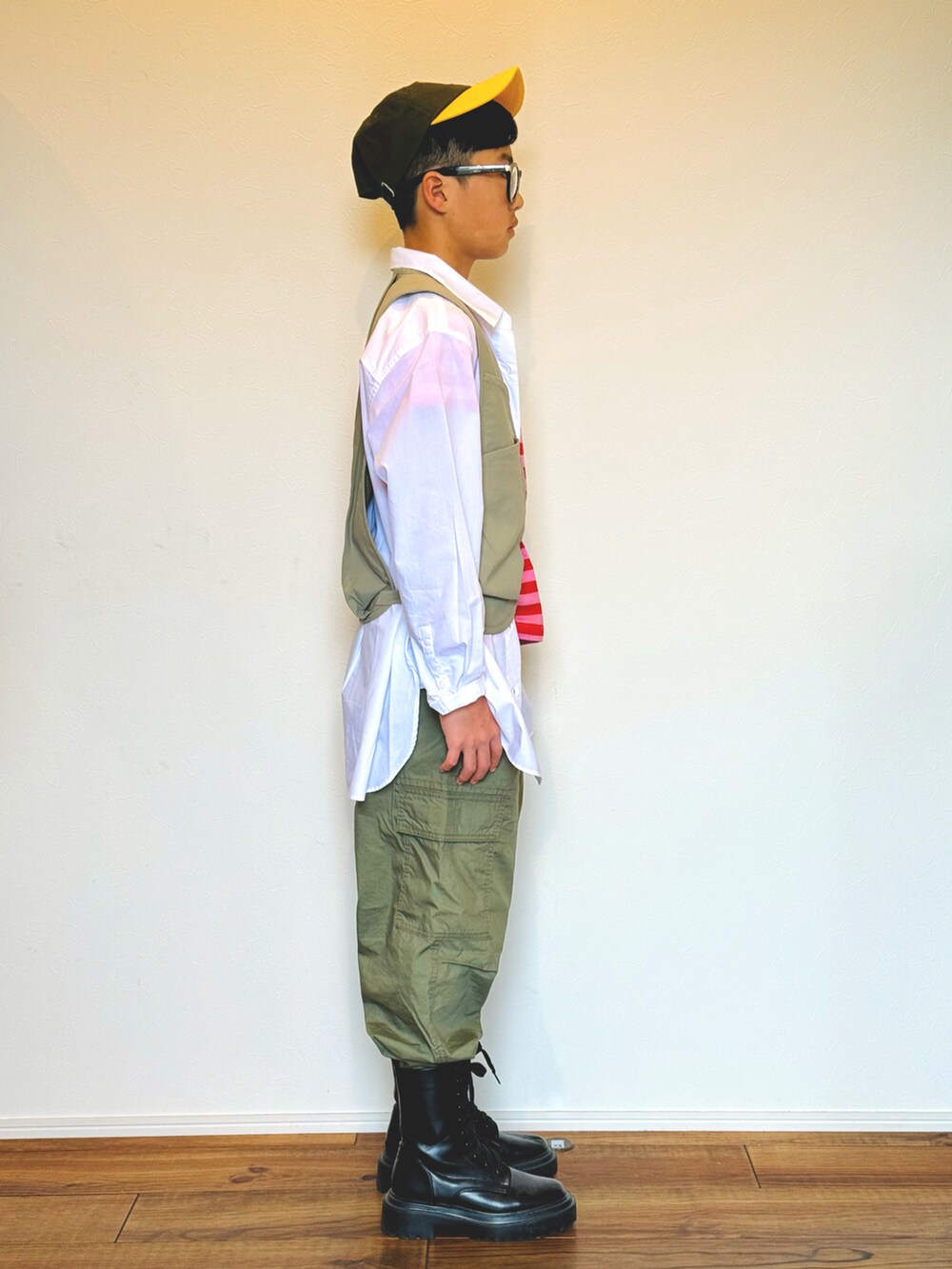 ピンク系のTシャツ/カットソー、ホワイト系のシャツ/ブラウス、グリーン系のベストを着用したキッズの春コーディネートの2枚目の写真