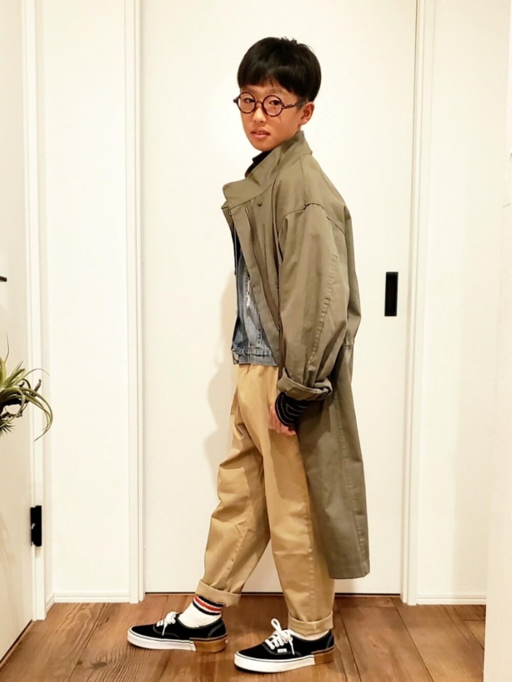 「レイヤードスタイル、モッズコート、めがね、デニム、プチプラ、カジュアルコーデ、チノパンツ、ベージュ、タートルネック、お出かけコーデ、休日スタイル、ボーダー、シンプルコーデ、スニーカー、コート」｜「UNIQLOのアイテム（Tシャツ/カットソー、ホワイト系）」を使った、かーちんさん（キッズ・147cm）の秋コーディネートの2枚目の写真