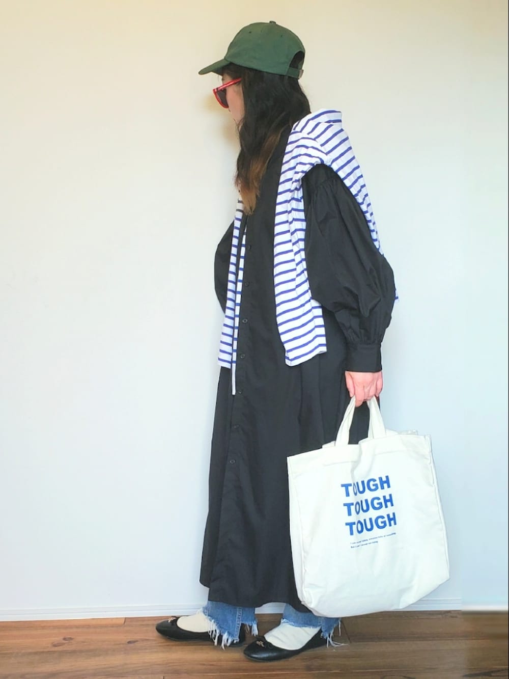 ブルー系のTシャツ/カットソー、ブルー系のTシャツ/カットソー、ブラック系のシャツワンピースを着用したレディースの春コーディネートの4枚目の写真