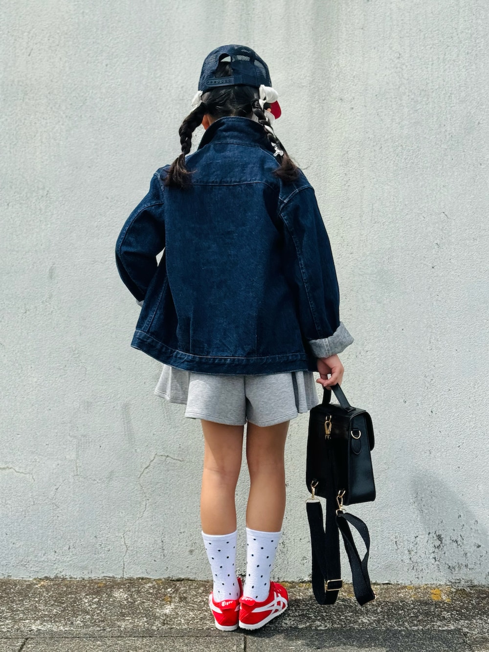 「スニーカー、デニム、デニムコーデ、春色、春コーデ、スポーツミックス、キャップ、韓国子供服、古着MIX、めがね、お出かけコーデ、ポロシャツ、シンプルコーデ、カジュアルコーデ、デートコーデ」｜「UNIQLOのアイテム（ポロシャツ、ホワイト系）」を使った、かーちんさん（キッズ・132cm）の春コーディネートの4枚目の写真