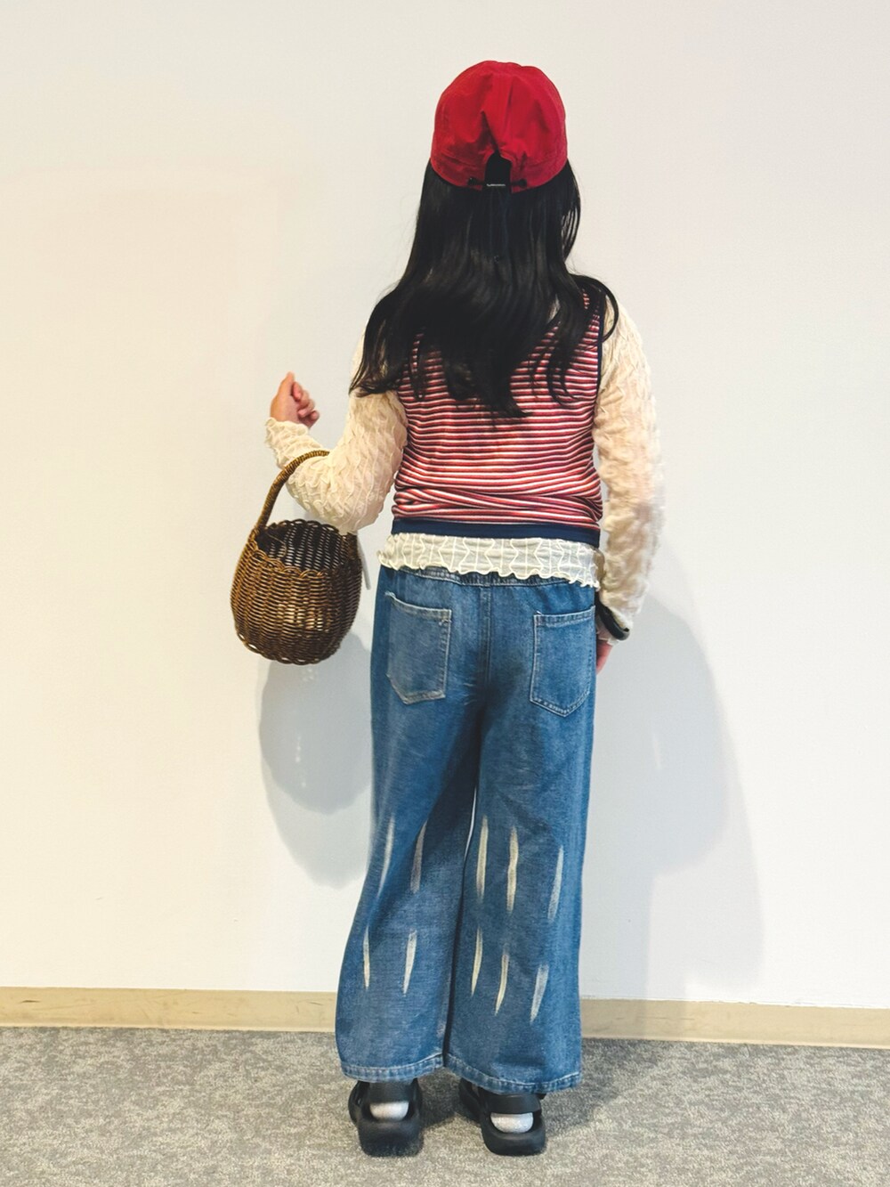 「スポーツミックス、春夏コーデ、マリン、デニム、デニムパンツ、プチプラ、韓国子供服、めがね、レイヤードスタイル、サンダル、キャップ、カジュアルコーデ、シアートップス、お出かけコーデ、ボーダー」｜「THEATRE PRODUCTSのSEASIDEキャップ（キャップ、レッド系）」を使った、かーちんさん（キッズ・132cm）の春コーディネートの3枚目の写真