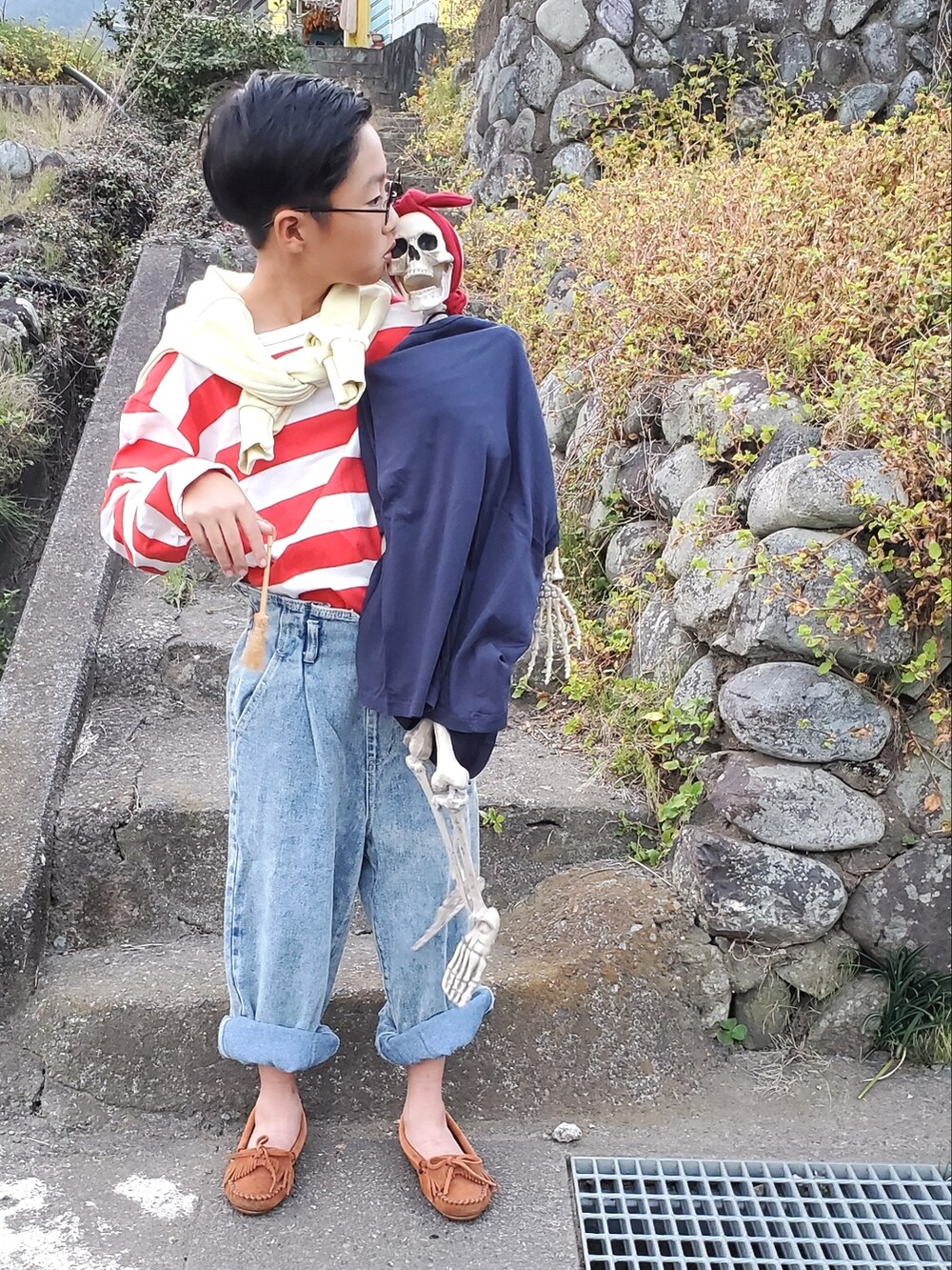 レッド系のTシャツ/カットソー、ブルー系のデニムパンツ、ブラウン系のモカシン/デッキシューズを着用したキッズの秋コーディネートの5枚目の写真