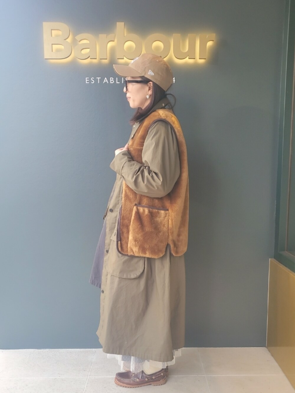 「ファッションを楽しもう、レイヤードスタイル、冬コーデ、ベスト、ビッグシルエット、メガネ女子、ワンピース、ショルダーバッグ、キャップ、ブラウン、カジュアルコーデ、お出かけコーデ、barbour、冬アウター、コート」|「NEW ERAの【NEW ERA】9TWENTY MLB BASEBALL CAP /【ニューエラ】920 ナイントゥエンティ メジャーリーグ ベースボール キャップ(キャップ、ベージュ系)」を使った、かーちんさん(レディース・156cm)の秋コーディネートの3枚目の写真