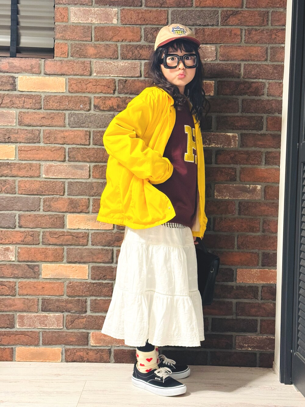 「春アウター、春コーデ、レイヤードスタイル、休日スタイル、キャップ、スニーカー、スウェット、プチプラ、韓国子供服、スカート、めがね、カジュアルコーデ、お出かけコーデ」｜「LOWRYS FARMのツイルシシュウＣＡＰ　979830（キャップ、ベージュ系）」を使った、かーちんさん（キッズ・137cm）の春コーディネートの2枚目の写真