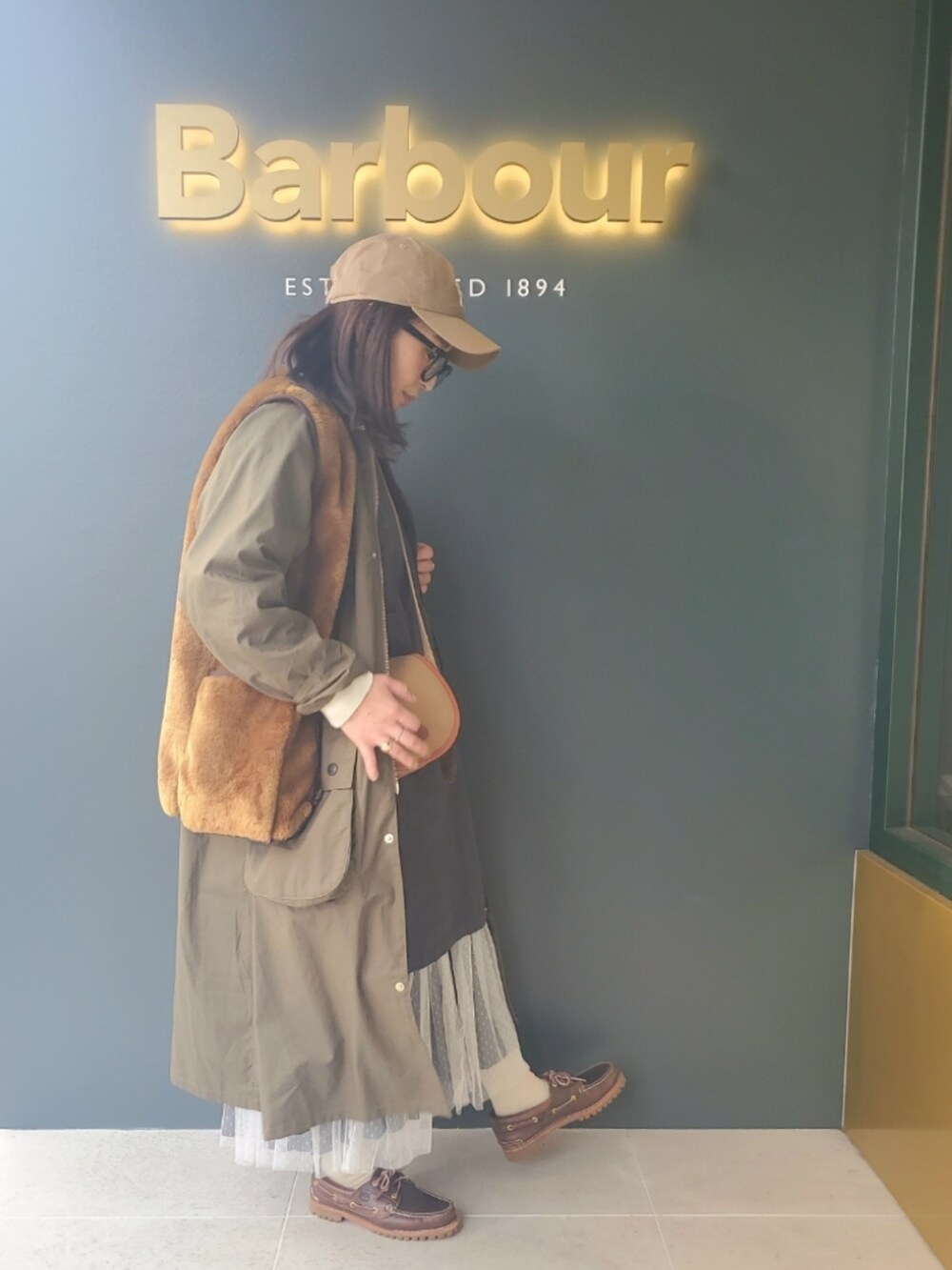 「ファッションを楽しもう、レイヤードスタイル、冬コーデ、ベスト、ビッグシルエット、メガネ女子、ワンピース、ショルダーバッグ、キャップ、ブラウン、カジュアルコーデ、お出かけコーデ、barbour、冬アウター、コート」|「NEW ERAの【NEW ERA】9TWENTY MLB BASEBALL CAP /【ニューエラ】920 ナイントゥエンティ メジャーリーグ ベースボール キャップ(キャップ、ベージュ系)」を使った、かーちんさん(レディース・156cm)の秋コーディネートの2枚目の写真