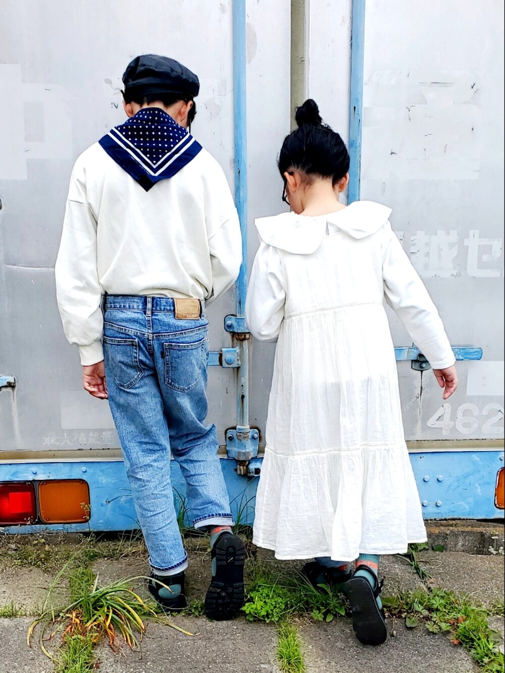 「淡色コーデ、春コーデ、シンプルコーデ、兄妹コーデ、デニム、プチプラ、グルカサンダル、めがね、休日スタイル、スウェット」｜「Right-on KIDSのアイテム（デニムパンツ、ブルー系）」を使った、かーちんさん（キッズ・124cm）の春コーディネートの5枚目の写真