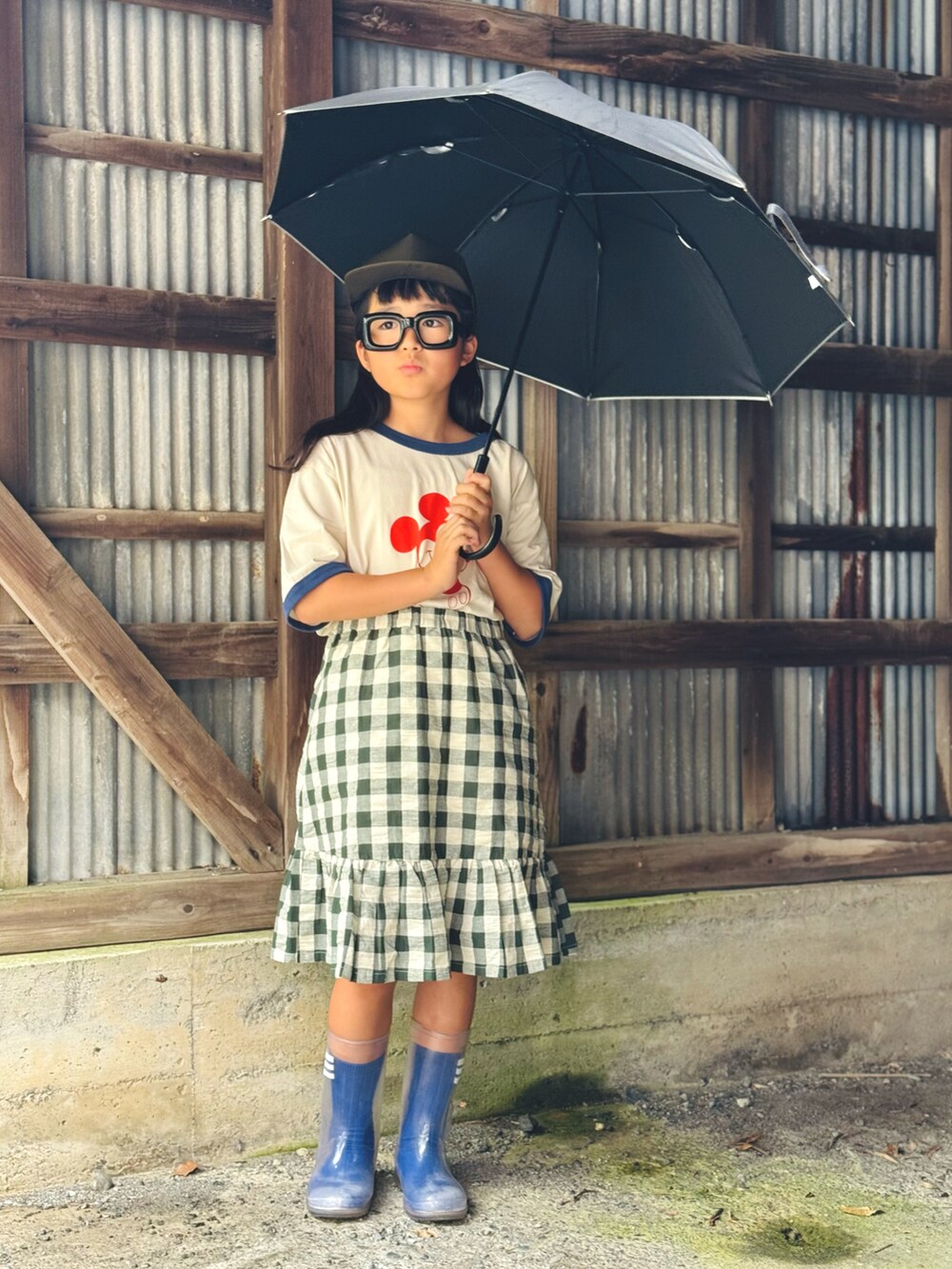 「雨の日コーデ、フリル、スカート、Tシャツ、プチプラ、韓国子供服、レインシューズ、キャップ、めがね、夏コーデ、UNIQLO、チェック、カジュアルコーデ、休日スタイル、ミッキー」｜「UNIQLOのアイテム（Tシャツ/カットソー、ホワイト系）」を使った、かーちんさん（キッズ・132cm）の春コーディネートの3枚目の写真