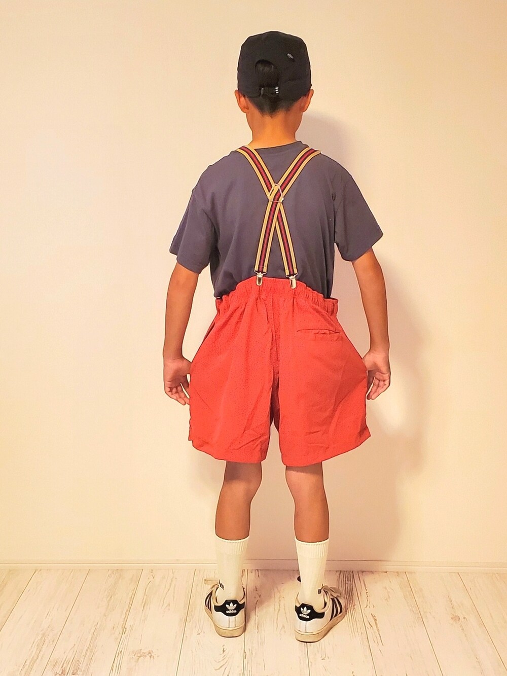 「カジュアルコーデ、キャップ、ロゴT、プチプラ、ビッグシルエット、タックイン、ハーフパンツ、スニーカーコーデ、めがね、休日スタイル、レイヤードスタイル、GU、adidas、ショートパンツ、夏コーデ」｜「GUのアイテム（Tシャツ/カットソー、グレー系）」を使った、かーちんさん（キッズ・138cm）の夏コーディネートの5枚目の写真