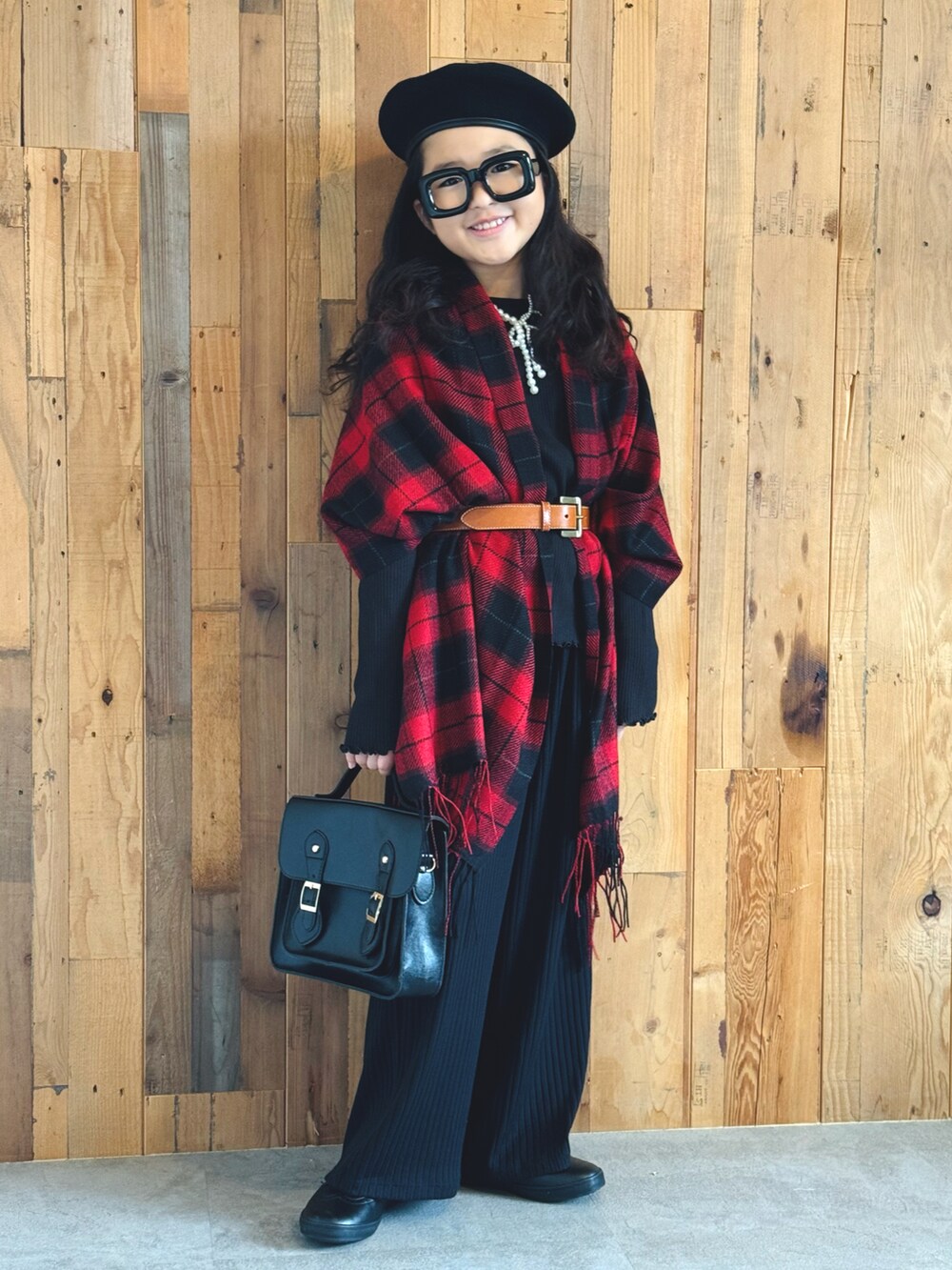 ブラック系のTシャツ/カットソー、ブラック系のパンツ、ブラック系のバッグを着用したキッズの秋コーディネートの2枚目の写真