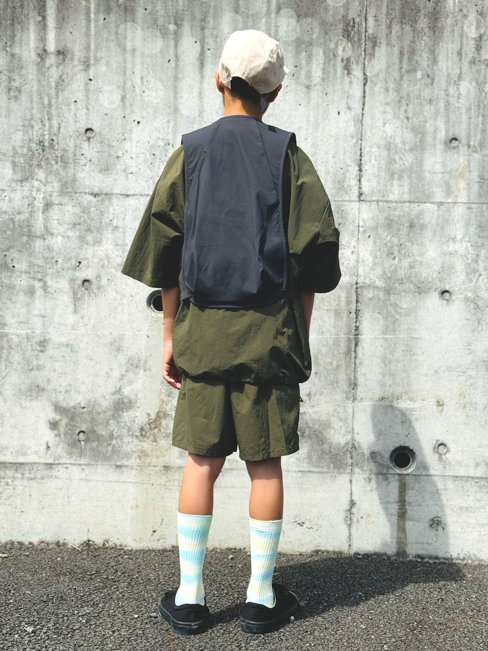 グリーン系のTシャツ/カットソー、グリーン系のその他パンツ、ブラック系のベストを着用したキッズの春コーディネートの4枚目の写真