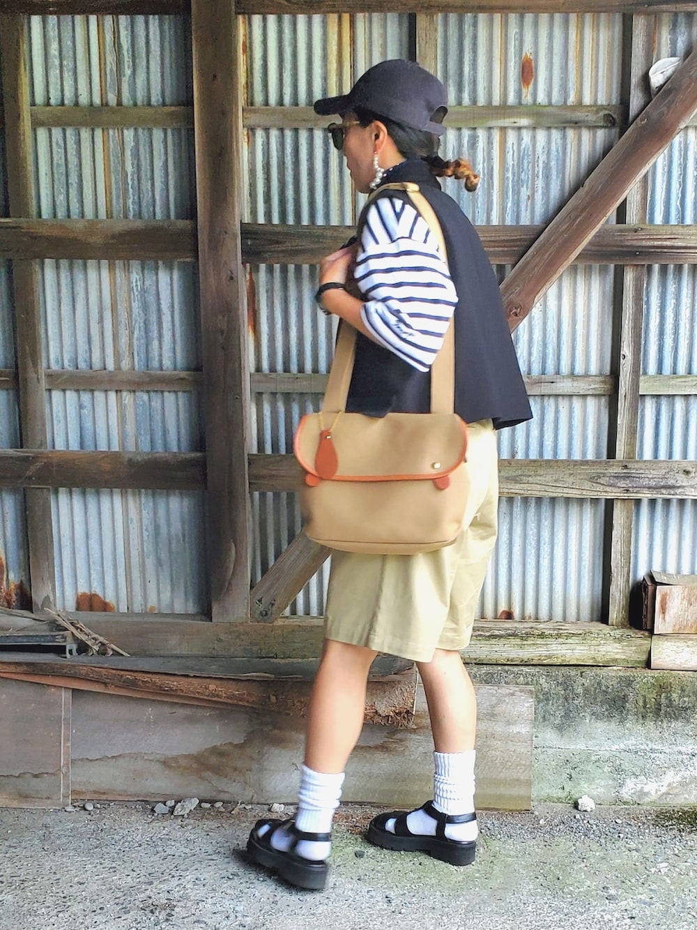 ブラック系のサンダル、ベージュ系のチノパンツ、ブルー系のTシャツ/カットソーを着用したレディースの夏コーディネートの4枚目の写真