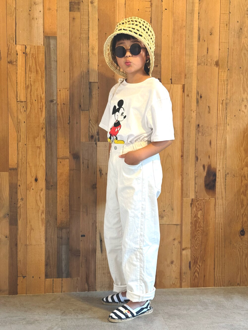 「Tシャツ、プチプラ、夏コーデ、ワントーン、デニム、サングラス、ショルダーバッグ、お出かけコーデ、UNIQLO、休日スタイル、ボーダー、カジュアルコーデ、淡色コーデ、ホワイトコーデ、白Tシャツ」｜「green label relaxingのアイテム（ハット、ベージュ系）」を使った、かーちんさん（キッズ・132cm）の夏コーディネートの3枚目の写真