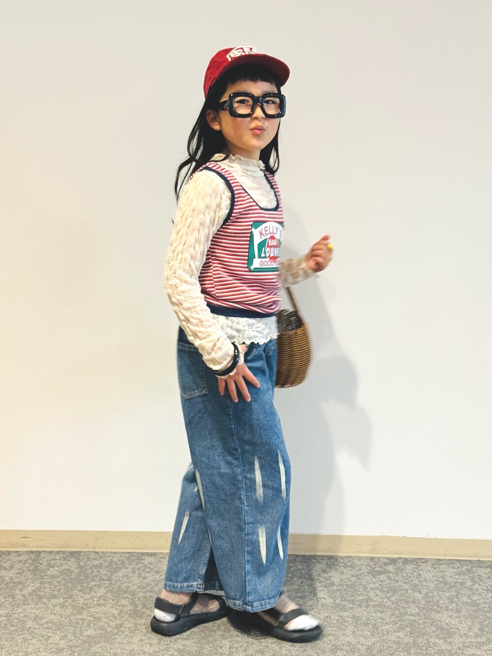 「スポーツミックス、春夏コーデ、マリン、デニム、デニムパンツ、プチプラ、韓国子供服、めがね、レイヤードスタイル、サンダル、キャップ、カジュアルコーデ、シアートップス、お出かけコーデ、ボーダー」｜「THEATRE PRODUCTSのSEASIDEキャップ（キャップ、レッド系）」を使った、かーちんさん（キッズ・132cm）の春コーディネートの4枚目の写真