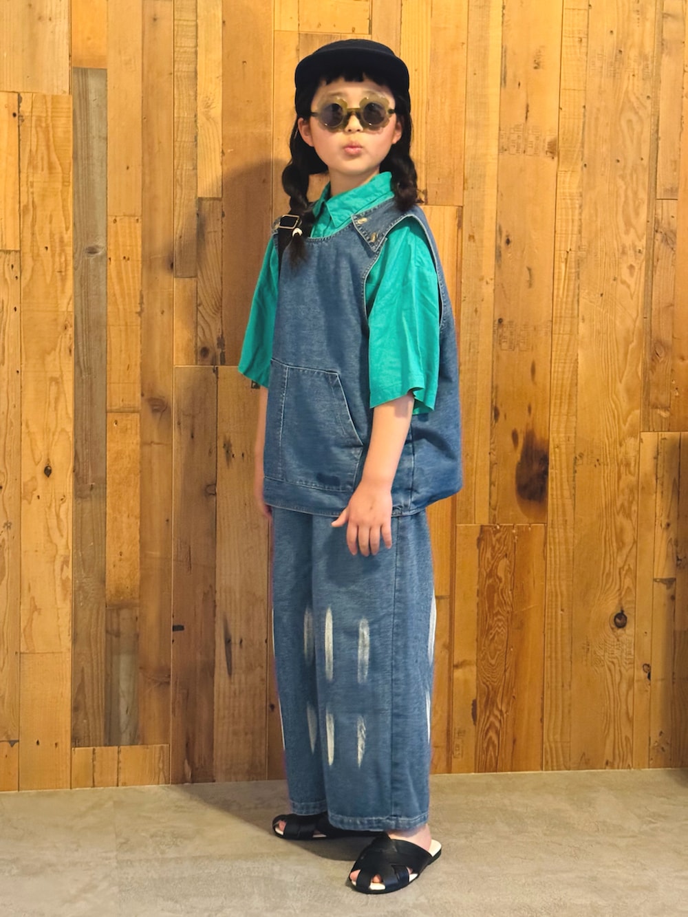 「ベスト、セットアップ、プチプラ、韓国子供服、シャツスタイル、リネン、レイヤードスタイル、春夏コーデ、夏コーデ、サングラス、キャップ、カジュアルコーデ、休日スタイル」｜「THE BAREFOOTの【 JABRO / ジャブロー 】ANTI-5 Twill JETCAP ツイルジェットキャップ（キャップ、ブルー系）」を使った、かーちんさん（キッズ・132cm）の春コーディネートの5枚目の写真