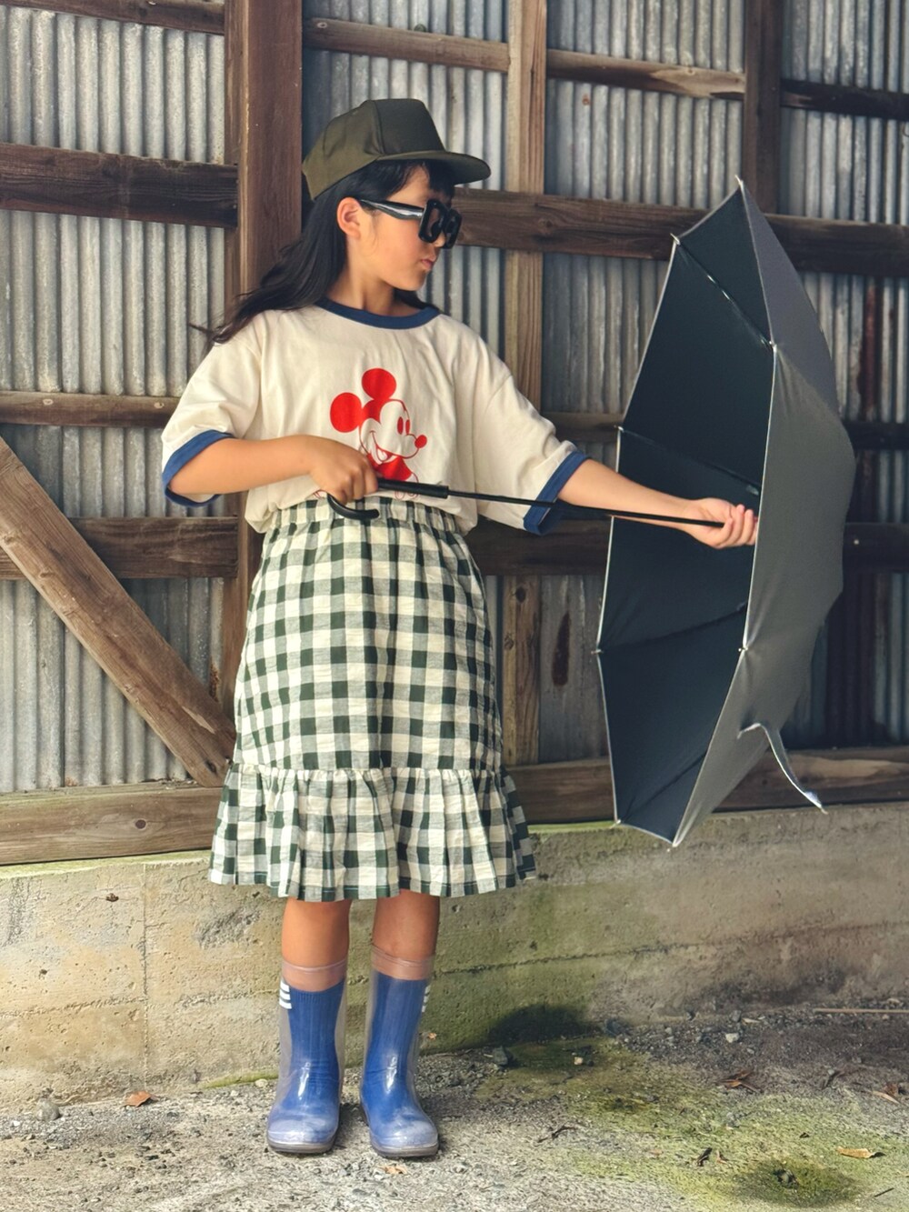 「雨の日コーデ、フリル、スカート、Tシャツ、プチプラ、韓国子供服、レインシューズ、キャップ、めがね、夏コーデ、UNIQLO、チェック、カジュアルコーデ、休日スタイル、ミッキー」｜「UNIQLOのアイテム（Tシャツ/カットソー、ホワイト系）」を使った、かーちんさん（キッズ・132cm）の春コーディネートの2枚目の写真