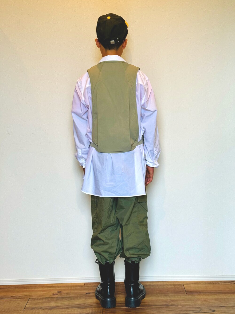 ピンク系のTシャツ/カットソー、ホワイト系のシャツ/ブラウス、グリーン系のベストを着用したキッズの春コーディネートの3枚目の写真