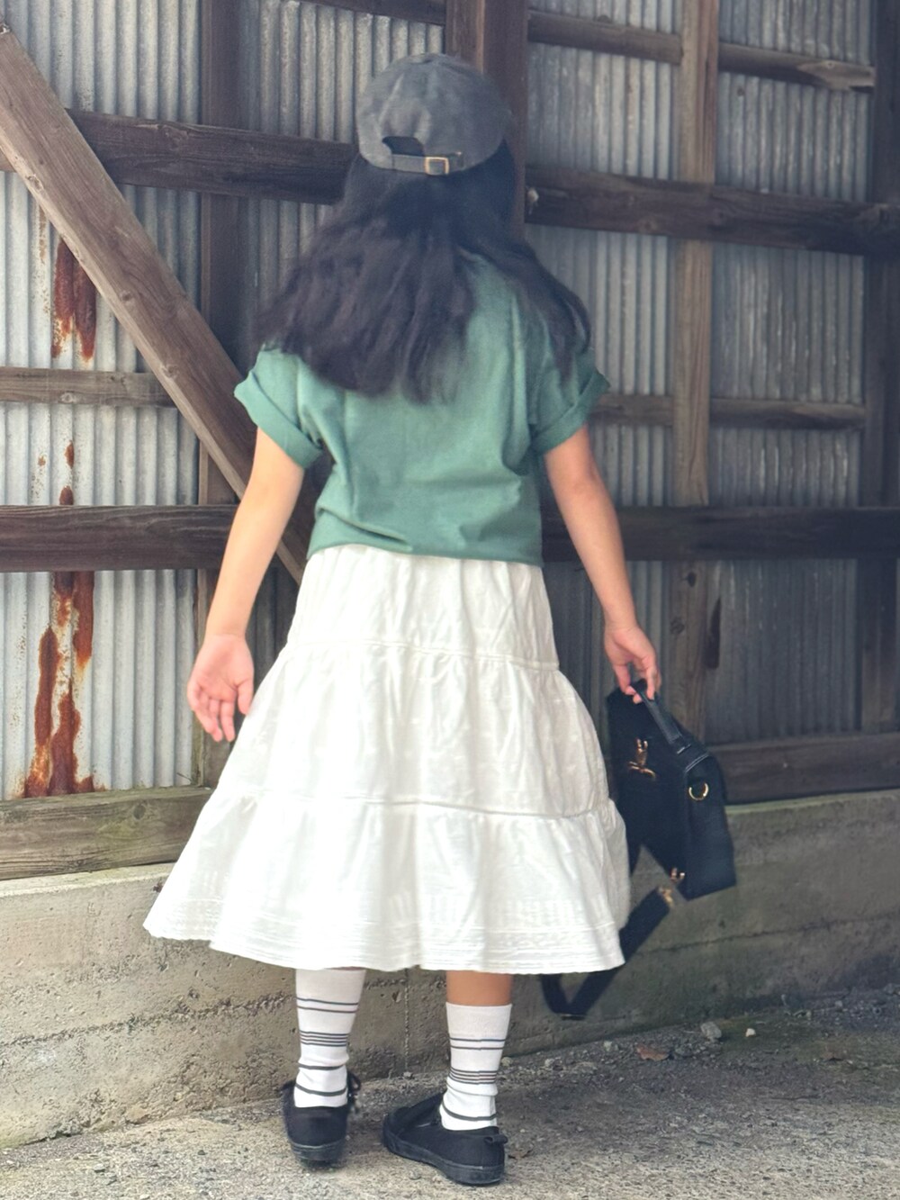 「韓国子供服、春夏コーデ、スカート、キャップ、めがね、スニーカー、デートコーデ、シンプルコーデ、休日スタイル、カジュアルコーデ、プチプラ、タックイン、Tシャツ、夏コーデ」｜「UNIQLOのアイテム（Tシャツ/カットソー、グリーン系）」を使った、かーちんさん（キッズ・132cm）の春コーディネートの4枚目の写真