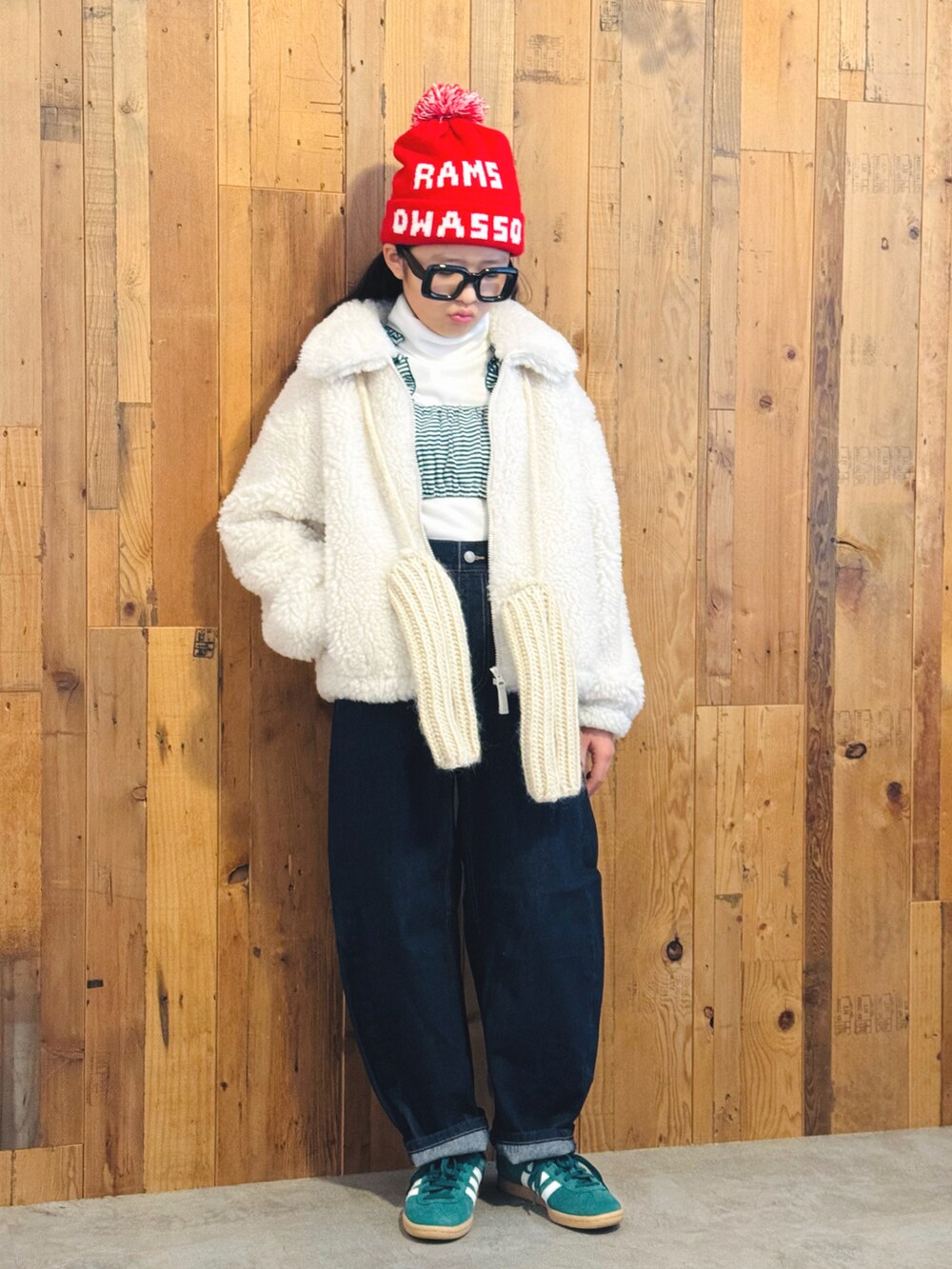グリーン系のスニーカー、グリーン系のキャミソール、ホワイト系のTシャツ/カットソーを着用したキッズの冬コーディネートの5枚目の写真
