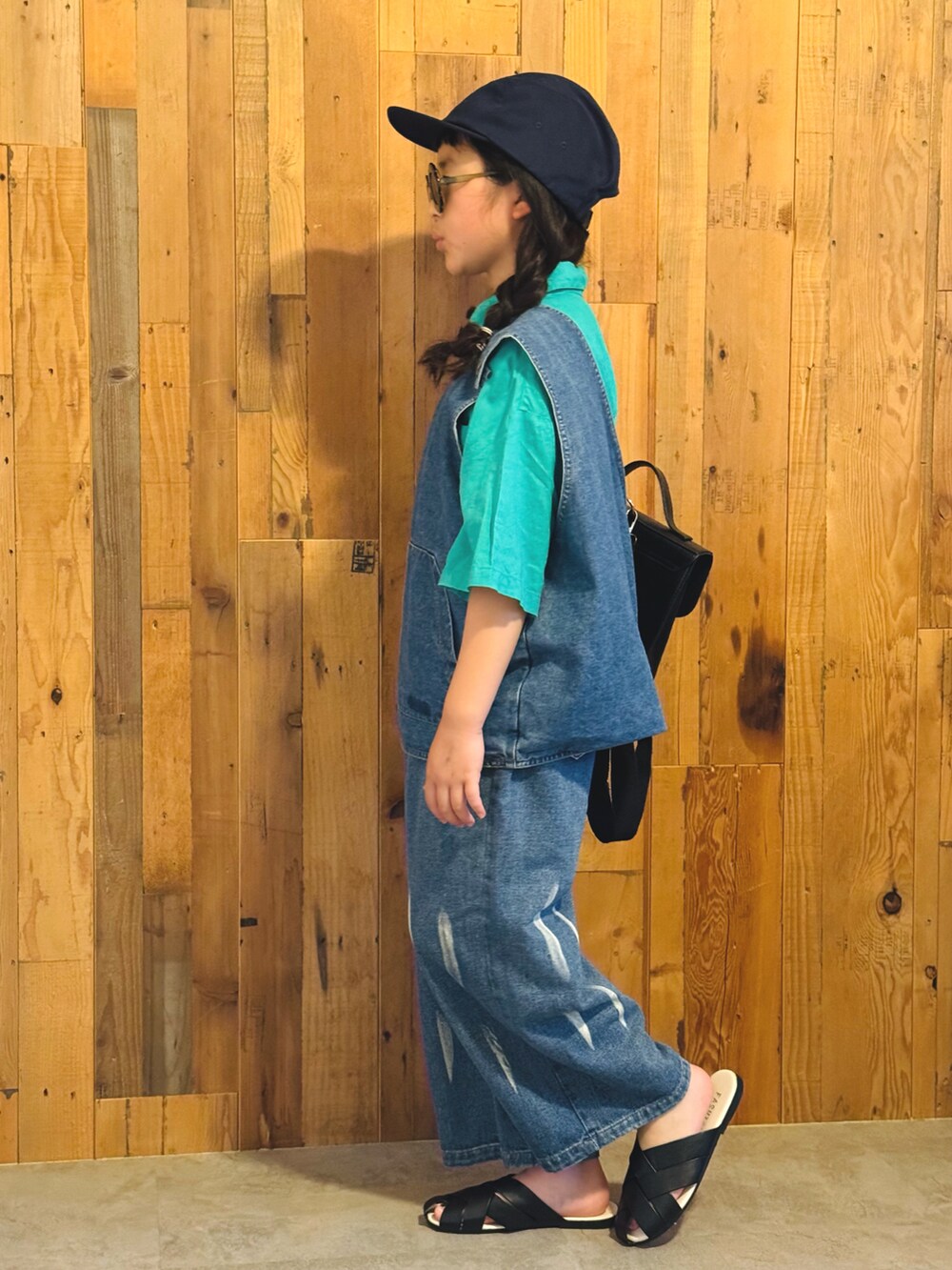 「ベスト、セットアップ、プチプラ、韓国子供服、シャツスタイル、リネン、レイヤードスタイル、春夏コーデ、夏コーデ、サングラス、キャップ、カジュアルコーデ、休日スタイル」｜「THE BAREFOOTの【 JABRO / ジャブロー 】ANTI-5 Twill JETCAP ツイルジェットキャップ（キャップ、ブルー系）」を使った、かーちんさん（キッズ・132cm）の春コーディネートの3枚目の写真