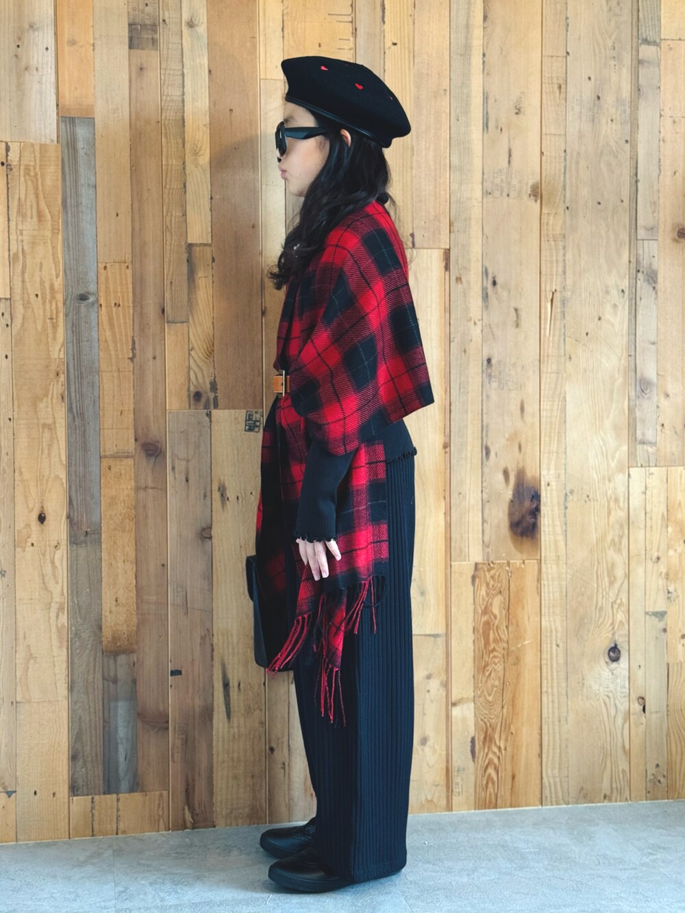 ブラック系のTシャツ/カットソー、ブラック系のパンツ、ブラック系のバッグを着用したキッズの秋コーディネートの5枚目の写真