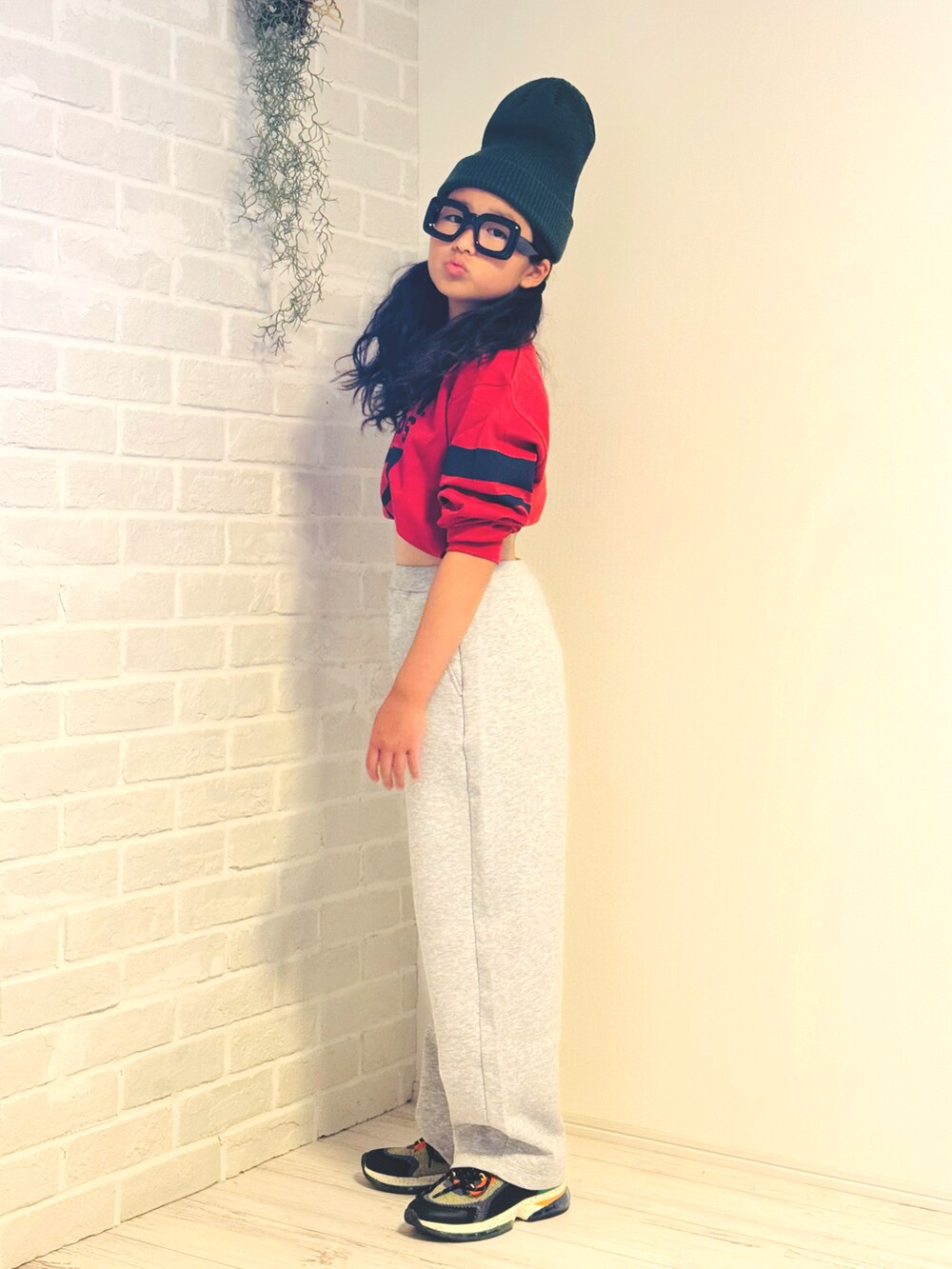 レッド系のTシャツ/カットソー、グレー系のスウェットパンツ、グリーン系のスニーカーを着用したキッズの夏コーディネートの4枚目の写真