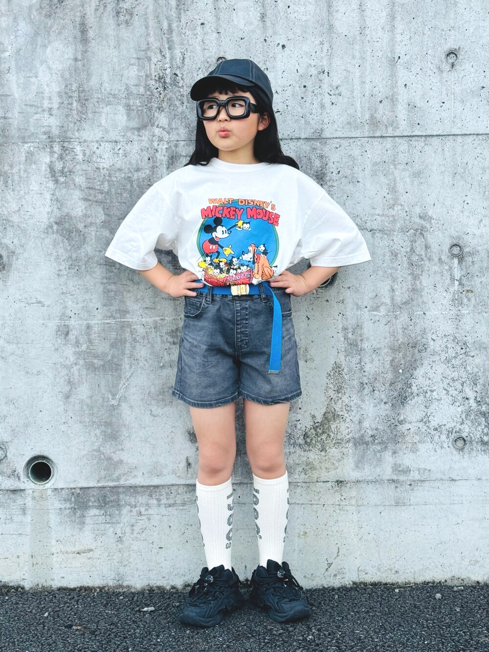 「めがね、カジュアルコーデ、ショートパンツ、キャップ、モノトーン、お出かけコーデ、春コーデ、デニム、スニーカー、休日スタイル、韓国子供服、春夏コーデ」｜「ZARAのアイテム（キャップ、ブラック系）」を使った、かーちんさん（キッズ・132cm）の春コーディネートの2枚目の写真