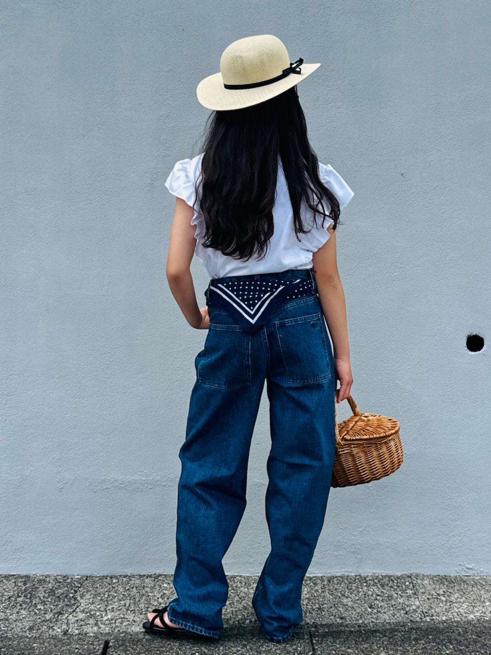 ホワイト系のTシャツ/カットソー、ホワイト系のキャミソール、ブルー系のデニムパンツを着用したキッズの夏コーディネートの3枚目の写真
