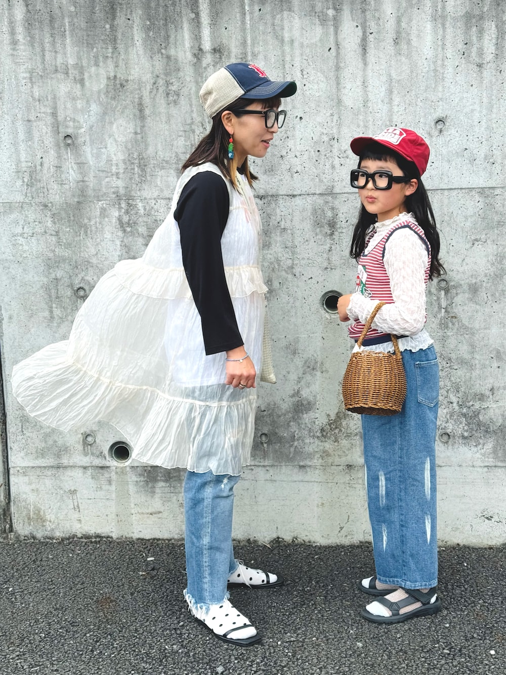 「スポーツミックス、リンクコーデ、親子コーデ、めがね、サンダル、レイヤードスタイル、デニム、キャップ、ロンT、お出かけコーデ、カジュアルコーデ、春夏コーデ、シンプルコーデ」|「THEATRE PRODUCTSのSEASIDEキャップ(キャップ、レッド系)」を使った、かーちんさん(キッズ・132cm)の春コーディネートの5枚目の写真