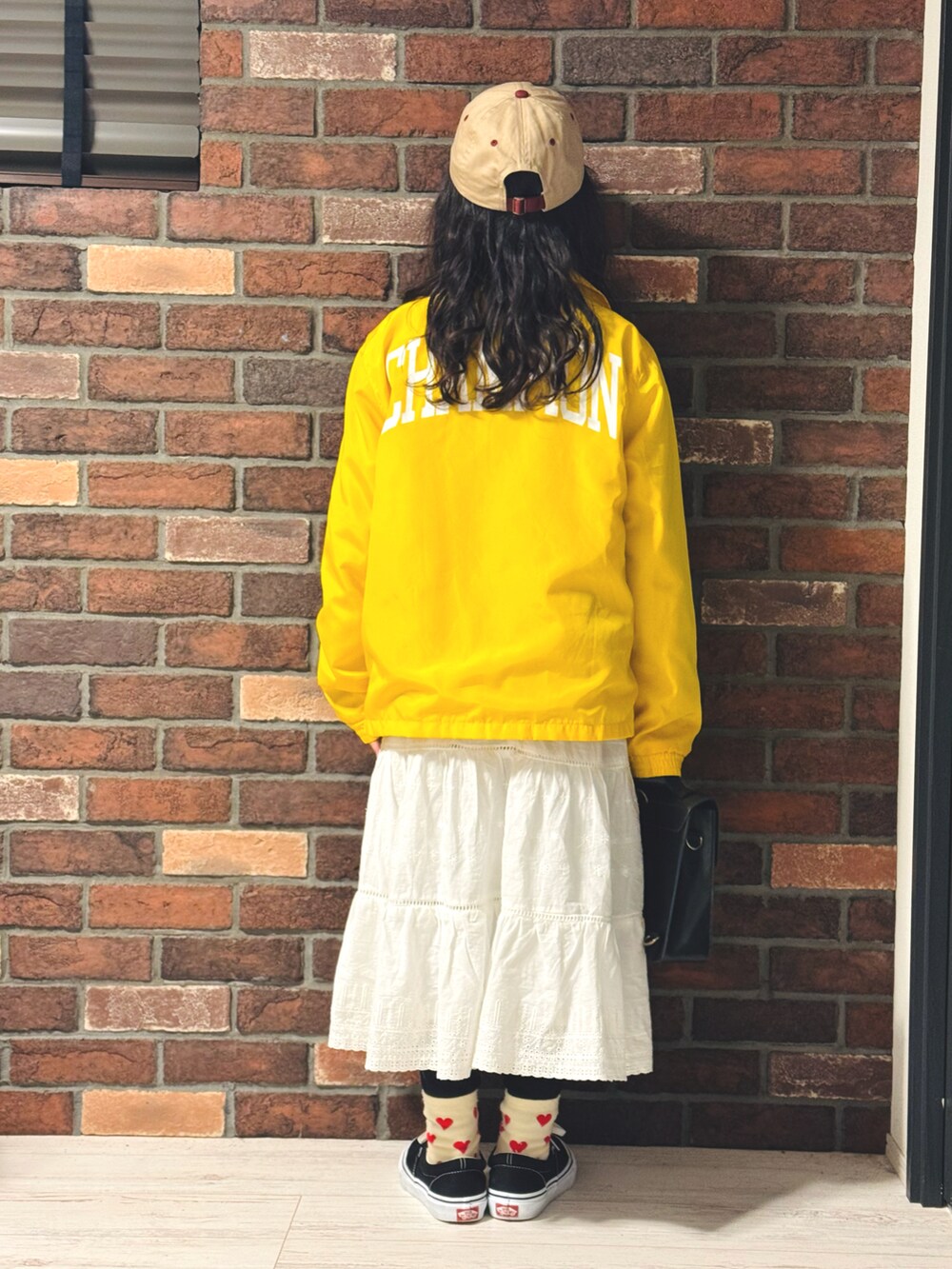 「春アウター、春コーデ、レイヤードスタイル、休日スタイル、キャップ、スニーカー、スウェット、プチプラ、韓国子供服、スカート、めがね、カジュアルコーデ、お出かけコーデ」｜「LOWRYS FARMのツイルシシュウＣＡＰ　979830（キャップ、ベージュ系）」を使った、かーちんさん（キッズ・137cm）の春コーディネートの3枚目の写真