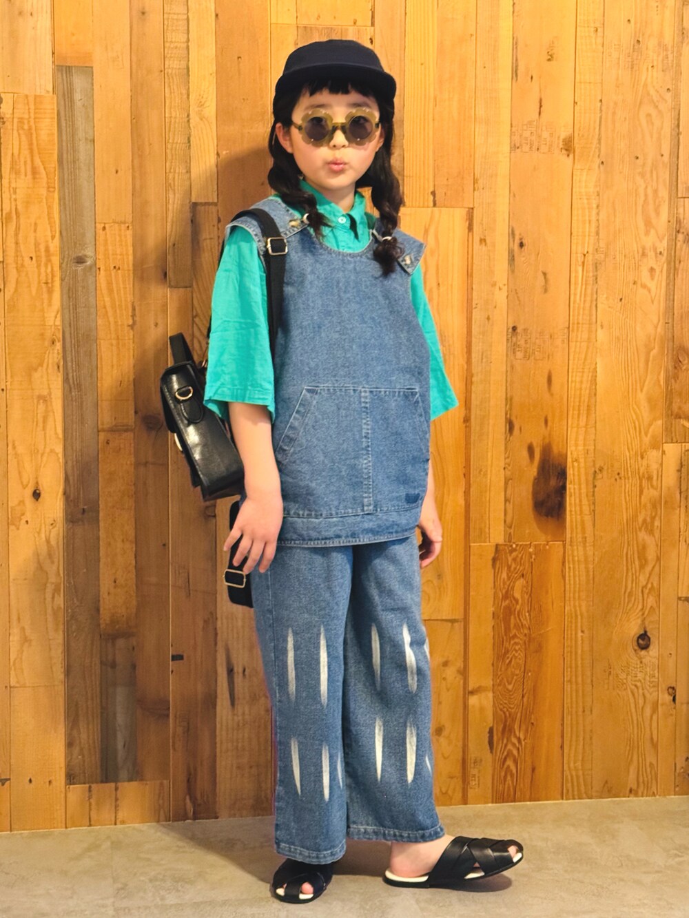 「ベスト、セットアップ、プチプラ、韓国子供服、シャツスタイル、リネン、レイヤードスタイル、春夏コーデ、夏コーデ、サングラス、キャップ、カジュアルコーデ、休日スタイル」｜「THE BAREFOOTの【 JABRO / ジャブロー 】ANTI-5 Twill JETCAP ツイルジェットキャップ（キャップ、ブルー系）」を使った、かーちんさん（キッズ・132cm）の春コーディネートの2枚目の写真