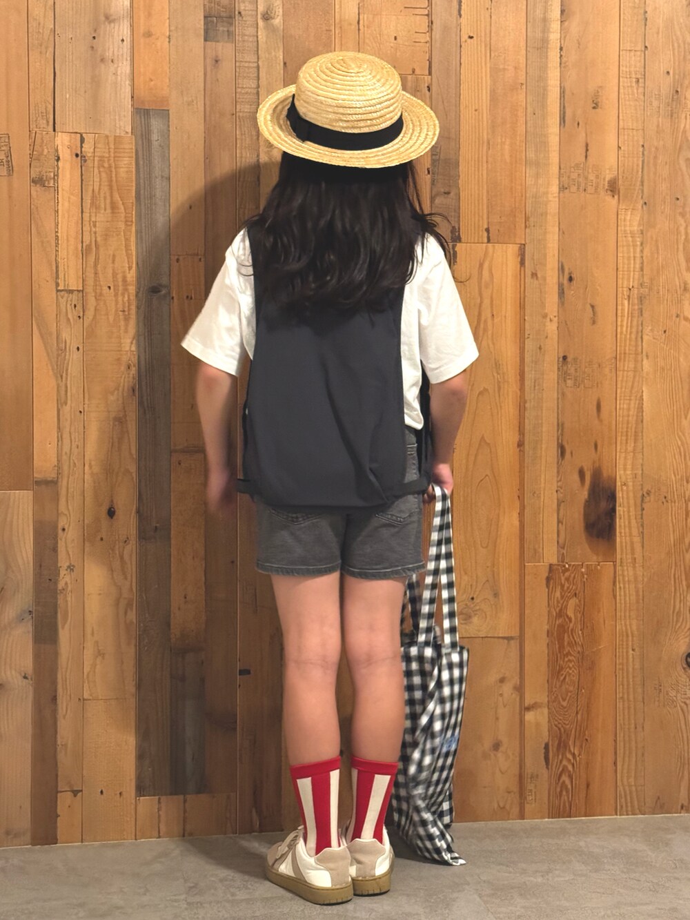 「モノトーン、Tシャツ、ベスト、デニム、ショートパンツ、レイヤードスタイル、お出かけコーデ、カジュアルコーデ、夏コーデ、プチプラ、UNIQLO、ストライプ、休日スタイル、スニーカー、ブラックコーデ」｜「西松屋のアイテム（帽子、ベージュ系）」を使った、かーちんさん（キッズ・132cm）の春コーディネートの4枚目の写真