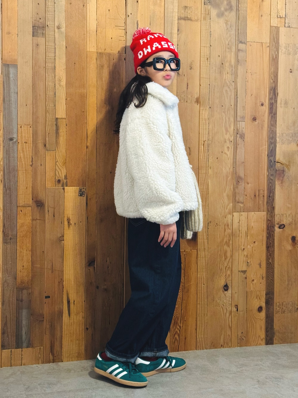 グリーン系のスニーカー、グリーン系のキャミソール、ホワイト系のTシャツ/カットソーを着用したキッズの冬コーディネートの4枚目の写真