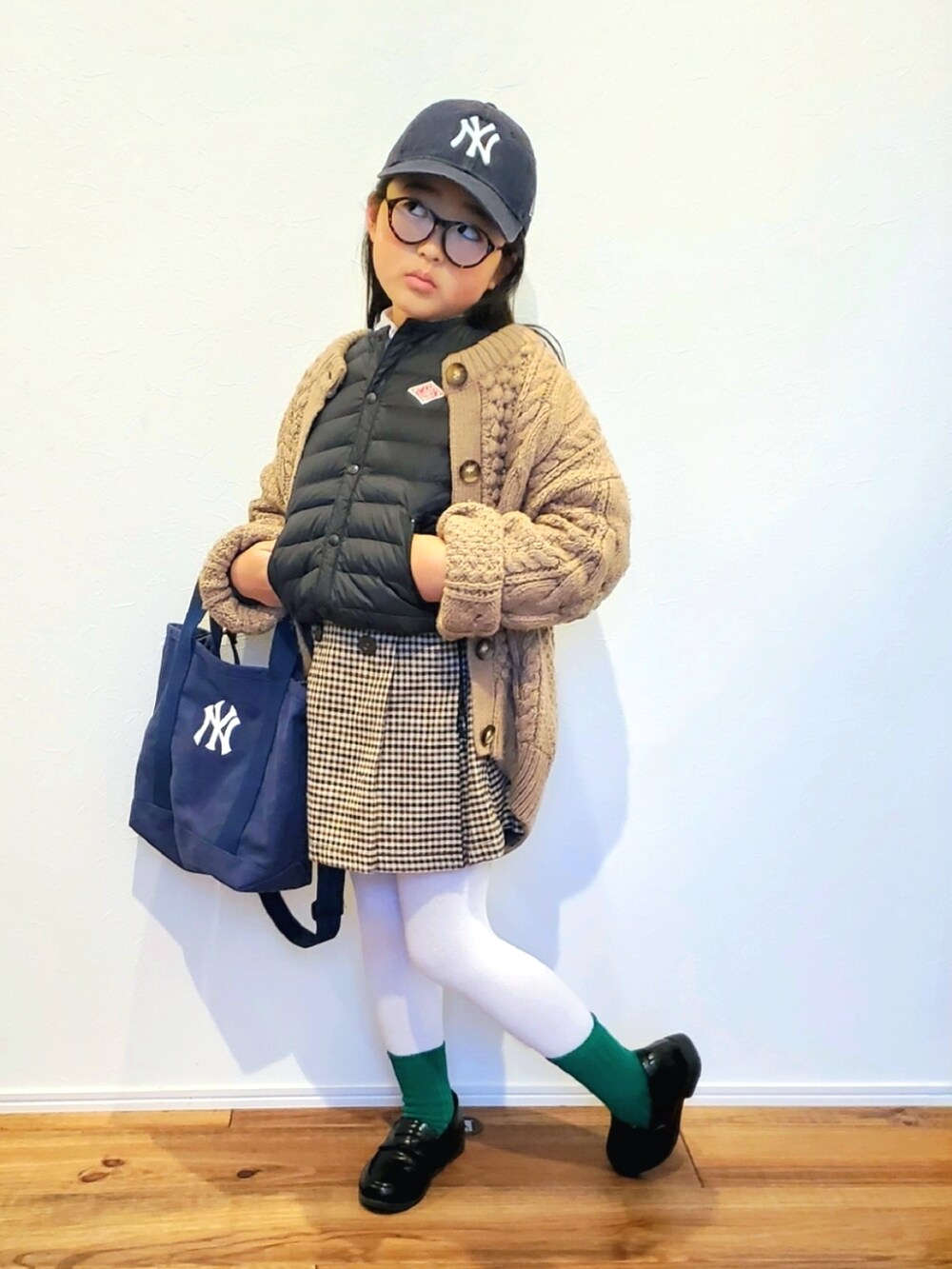 「私の推しブランド、ビッグシルエット、レイヤードスタイル、インナーダウン、チョコ色に染まれ、チェック、スカート、ローファー、カジュアルコーデ、休日スタイル、キャップ、トートバッグ、カーディガン、ニット、カラーソックス」｜「NEW ERAのNEWERA/ニューエラ 920 NEYYAN キャップ 12326079（キャップ、ブルー系）」を使った、かーちんさん（キッズ・124cm）の冬コーディネートの4枚目の写真
