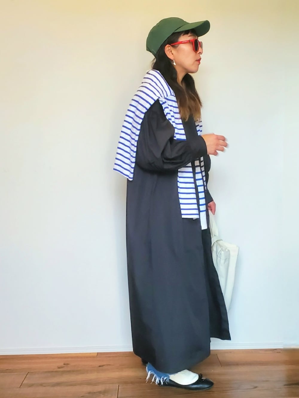 ブルー系のTシャツ/カットソー、ブルー系のTシャツ/カットソー、ブラック系のシャツワンピースを着用したレディースの春コーディネートの2枚目の写真