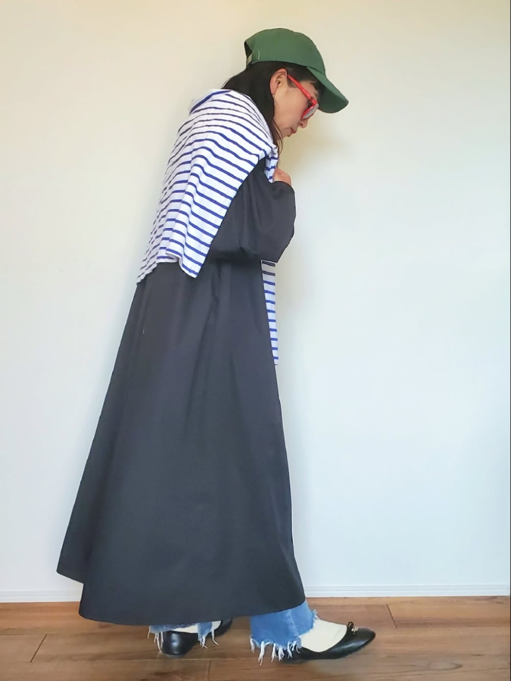 ブルー系のTシャツ/カットソー、ブルー系のTシャツ/カットソー、ブラック系のシャツワンピースを着用したレディースの春コーディネートの3枚目の写真